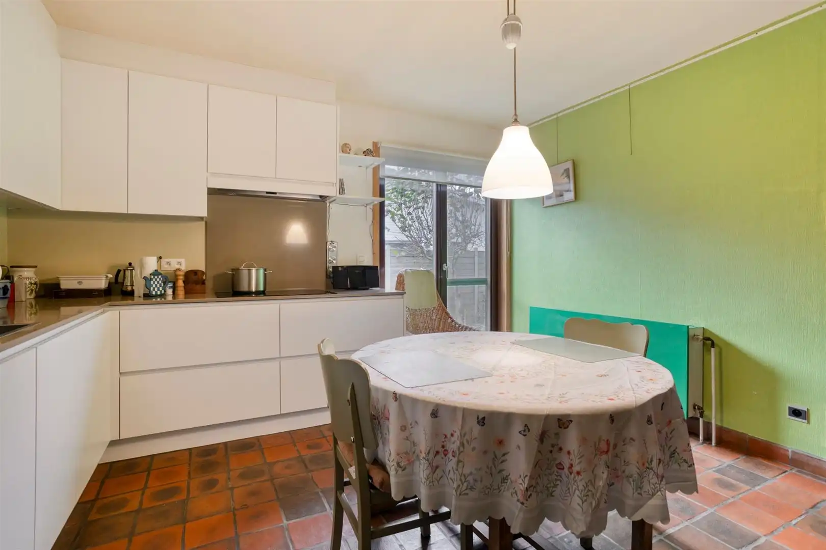 Rustig gelegen open bebouwing met 3 slaapkamers en garage op een perceel van 556 m². foto 9