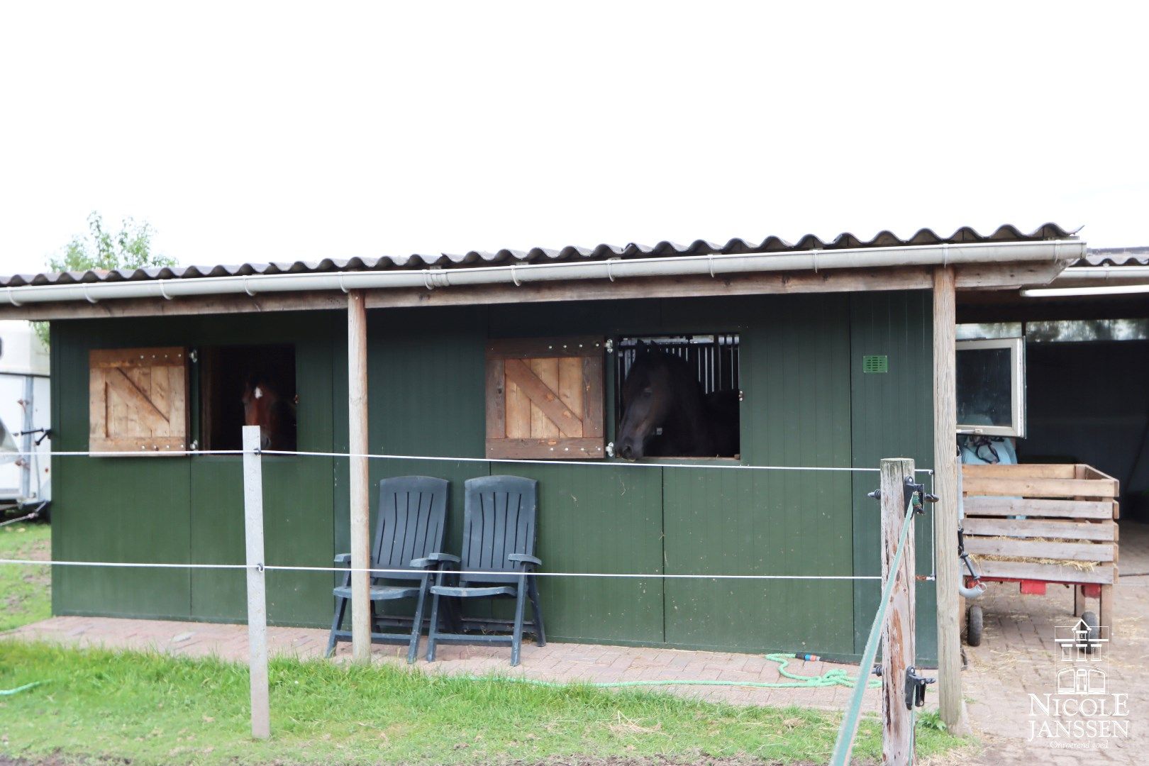 Instapklare gezinswoning met 3 slaapkamers en grote tuin met paardenstallen foto 23