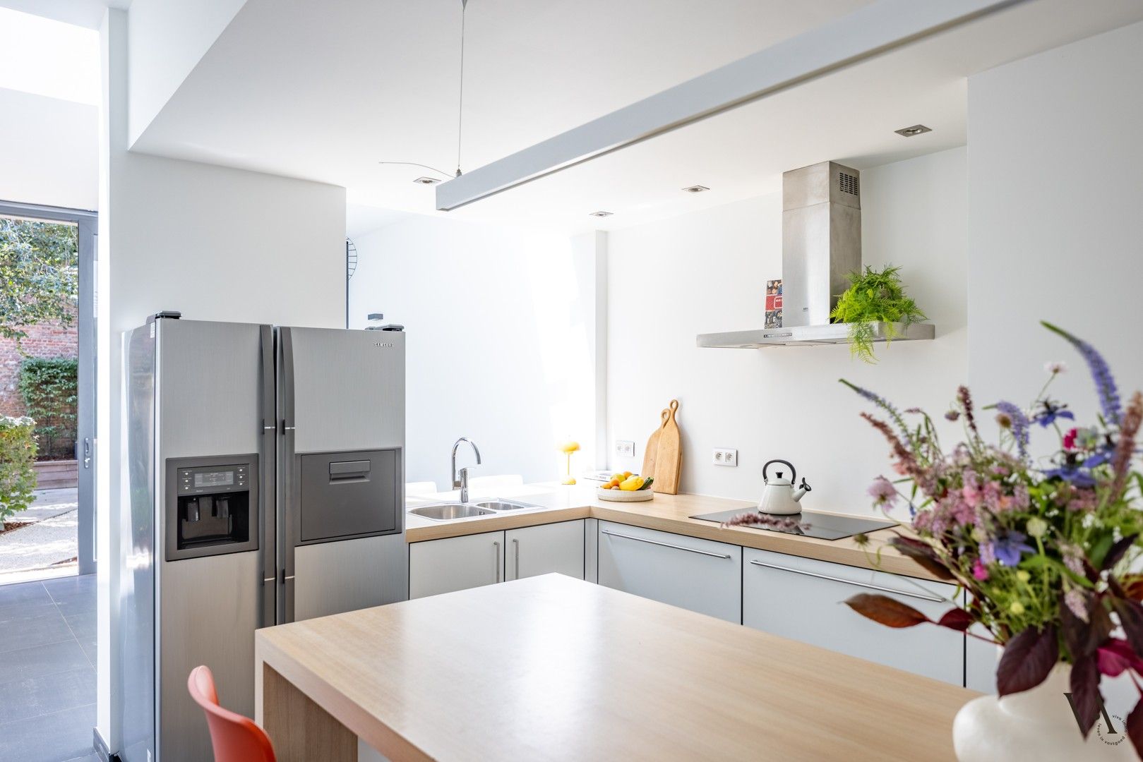 Exclusieve gerenoveerde burgerwoning met overvloedige lichtinval en uniek stadstuintje foto 5