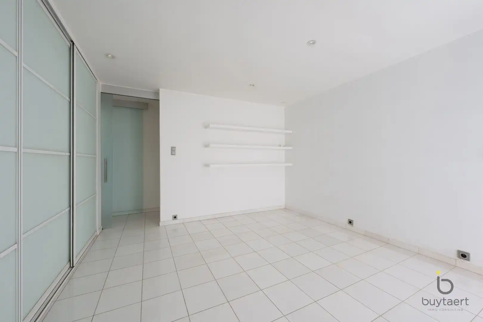 Te renoveren zonovergoten gelijkvloers 70’s woning met prachtige tuin en tal van mogelijkheden! foto 31