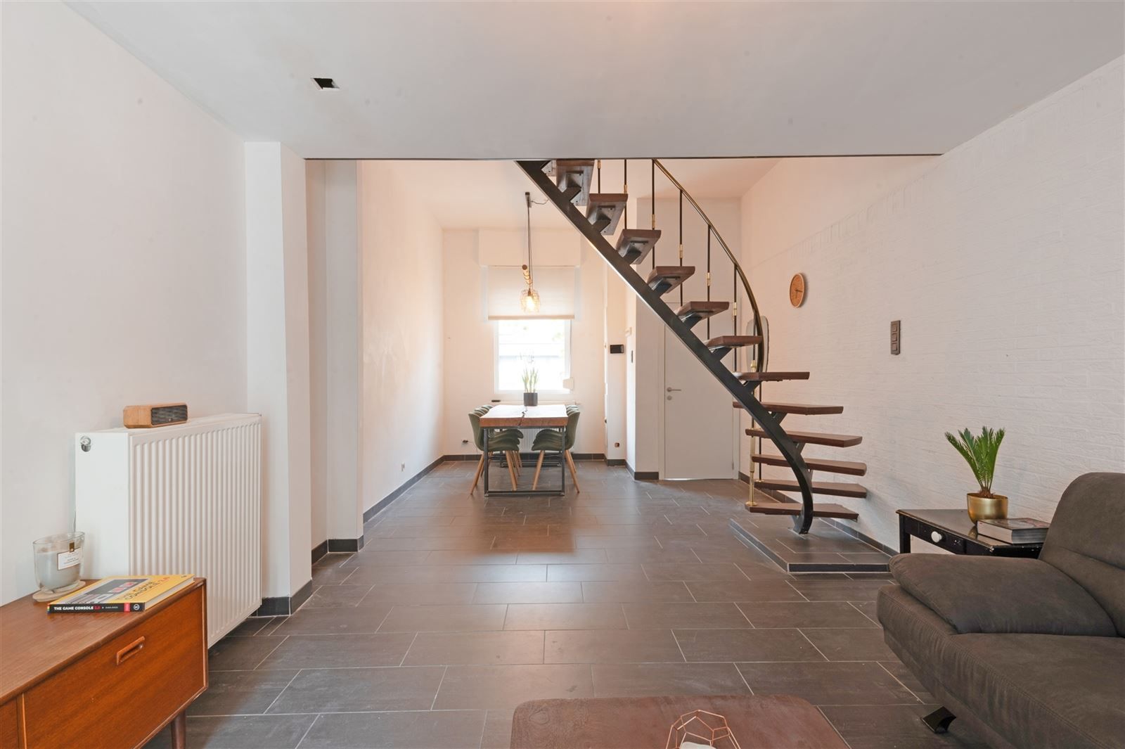 Instapklare rijwoning met stadskoer foto 2
