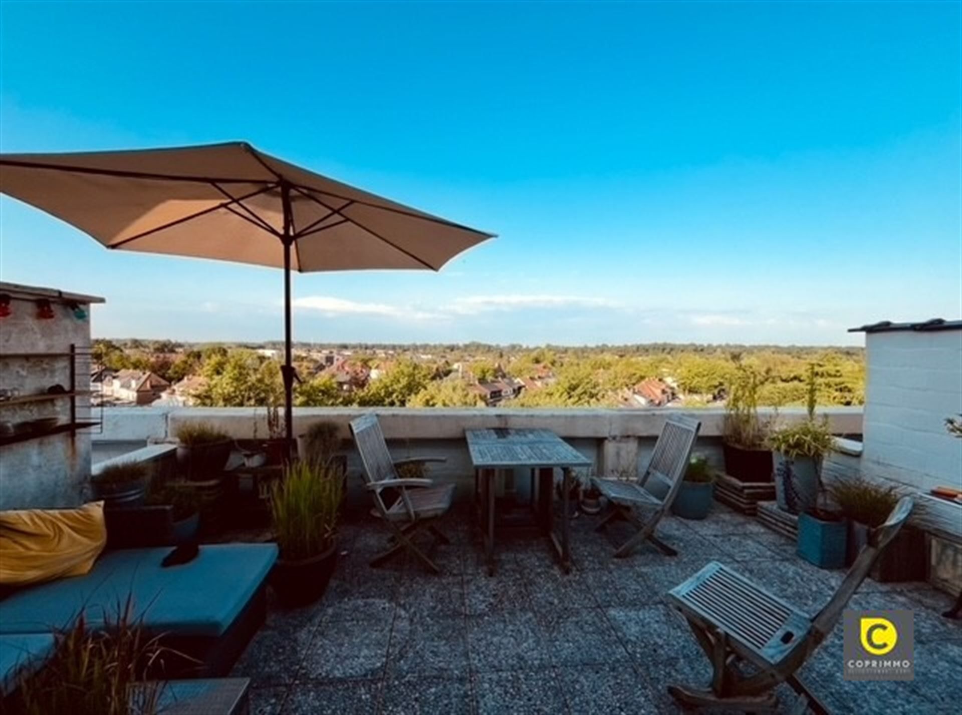 Instapklaar dakappartement met ruim terras! foto {{pictureIndex}}