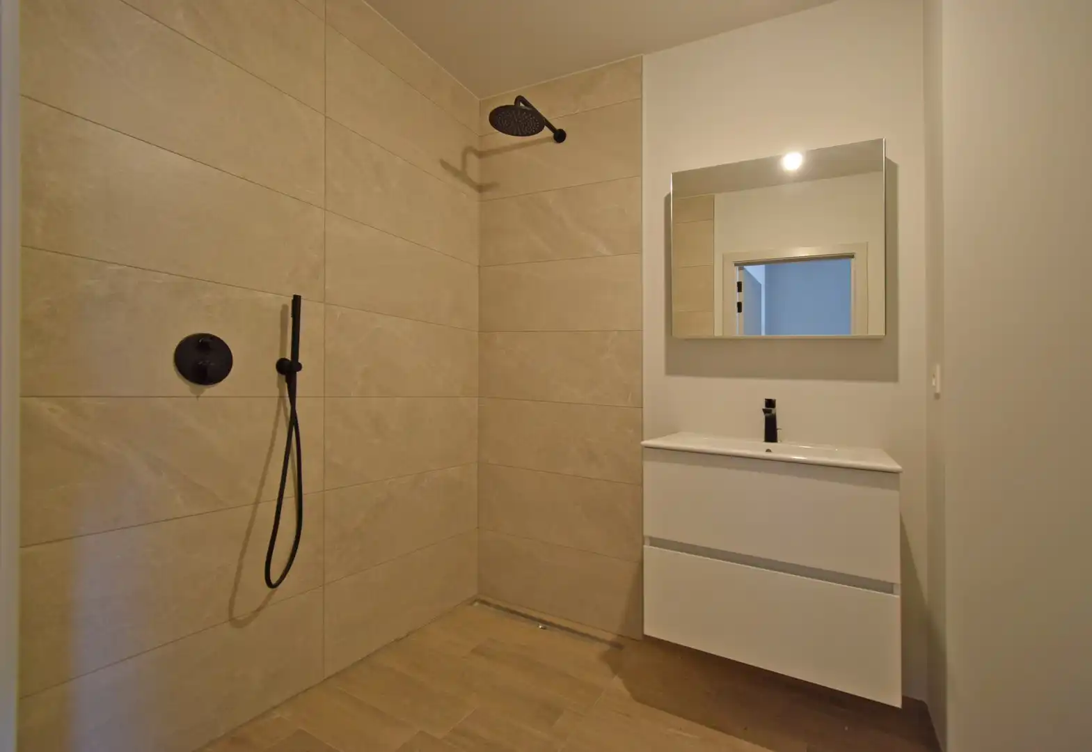 VOLLEDIG GERENOVEERD APPARTEMENT MET GARAGE foto 8