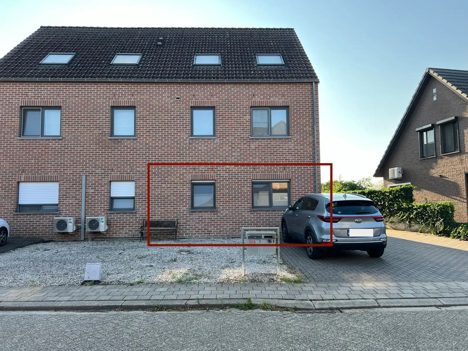GLV app met 2 slpk, terras, tuin, parking en garagebox foto {{pictureIndex}}