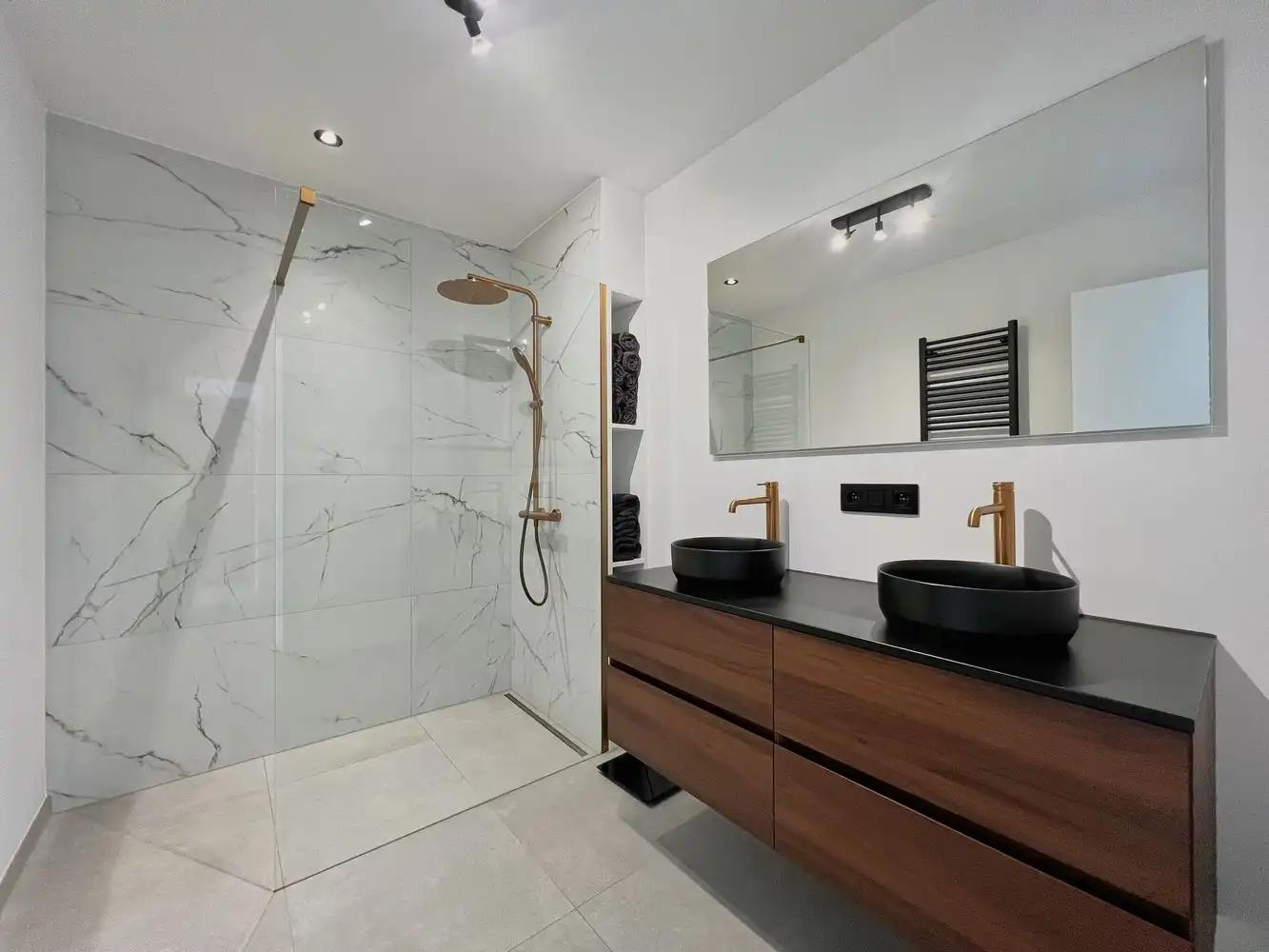 Hip en stijlvol 2-slaapkamer-app. in loftstijl + terras foto 9