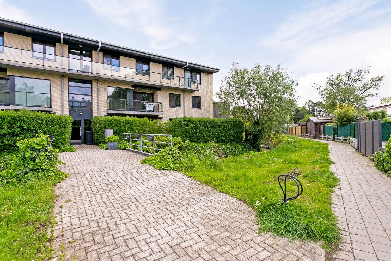 Instapklaar appartement met 2 slaapkamers, terras en staanplaats. foto 2