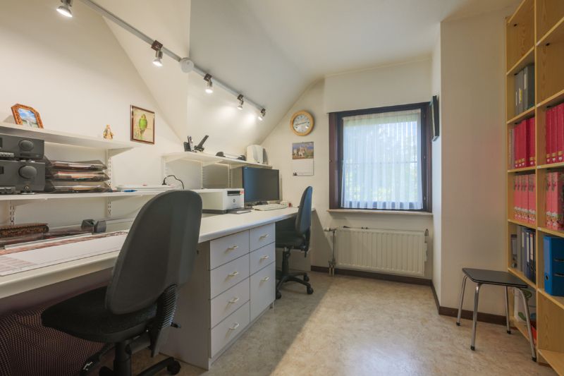 Topligging, Hoog Kortrijk! Te moderniseren alleenstaande woning met 4 slaapkamers, bureau, dubbele garage...ENERGIELABEL C foto 16