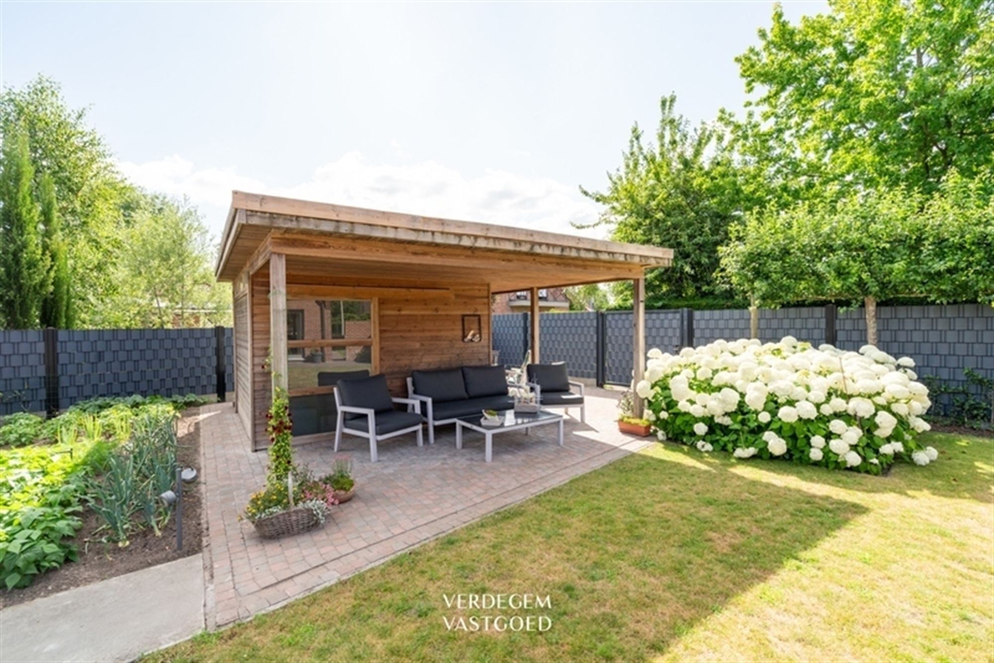 Prachtige villawoning in landelijke stijl met 3 slaapkamers, 3 garages en geniettuin foto 23