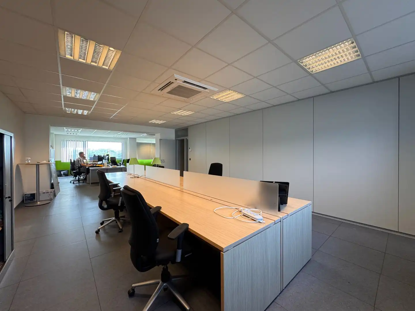 Instapklare kantoorruimte van 450 m² met ruime parking te Oostkamp foto 5