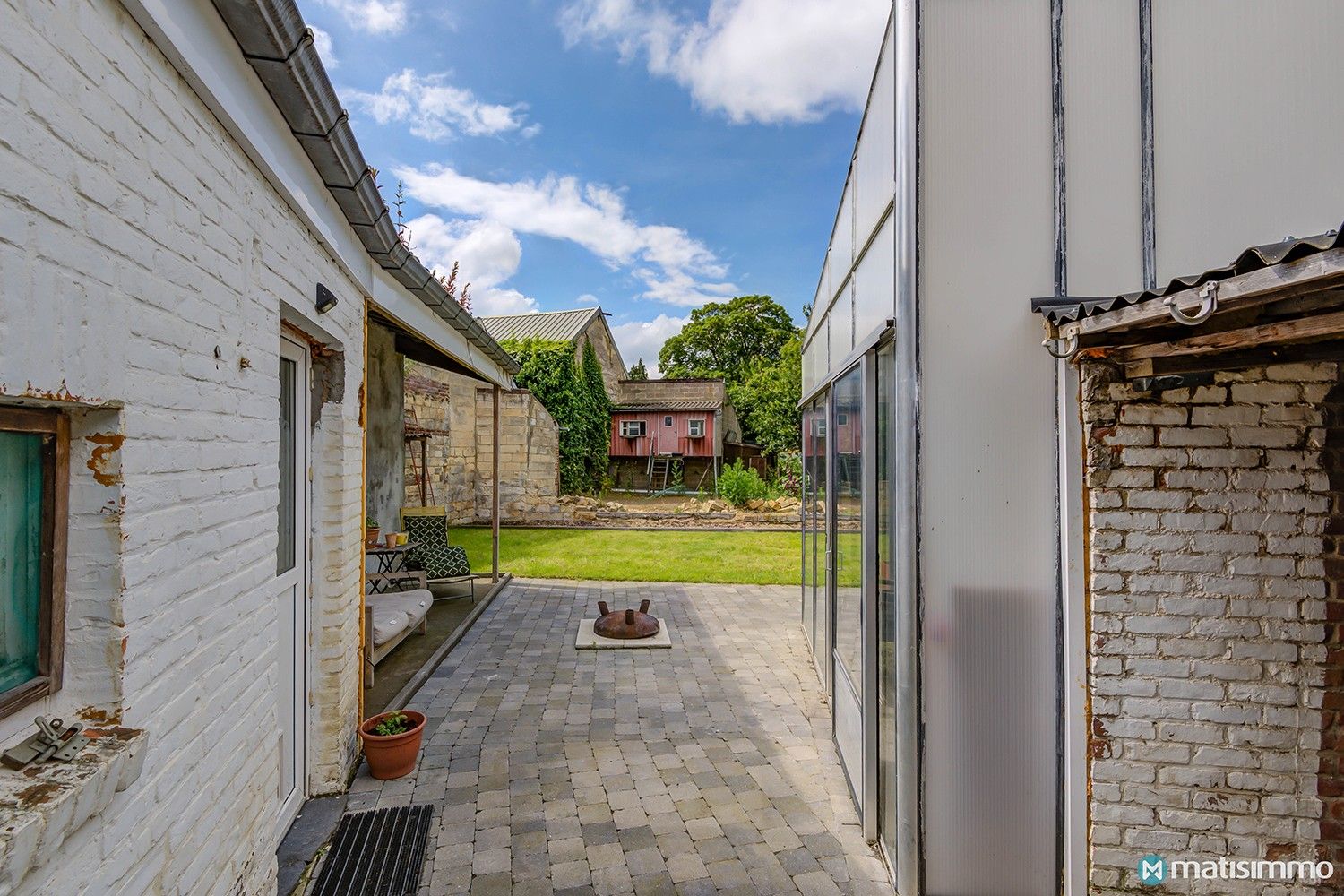 GROTENDEELS VERNIEUWDE DRIEGEVELWONING MET AUTOSTAANPLAATS EN TUIN foto 29