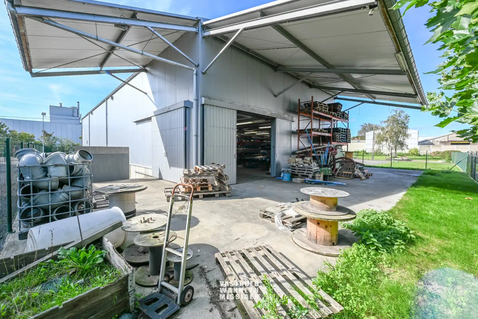Loods met laadkade, geïntegreerd kantoor en conciërgewoning op 1124 m² foto 14