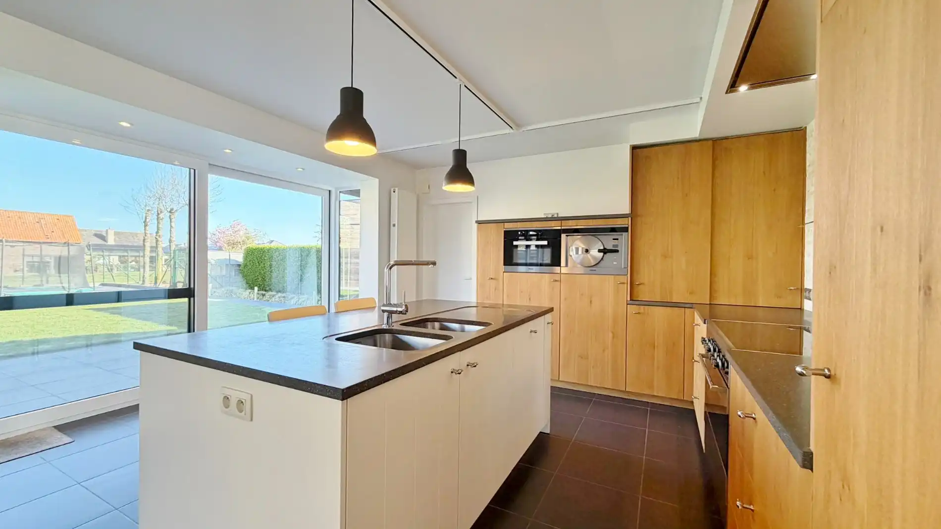 Ruime, zeer goed onderhouden villa met prachtige tuin in rustige doodlopende straat. foto 8