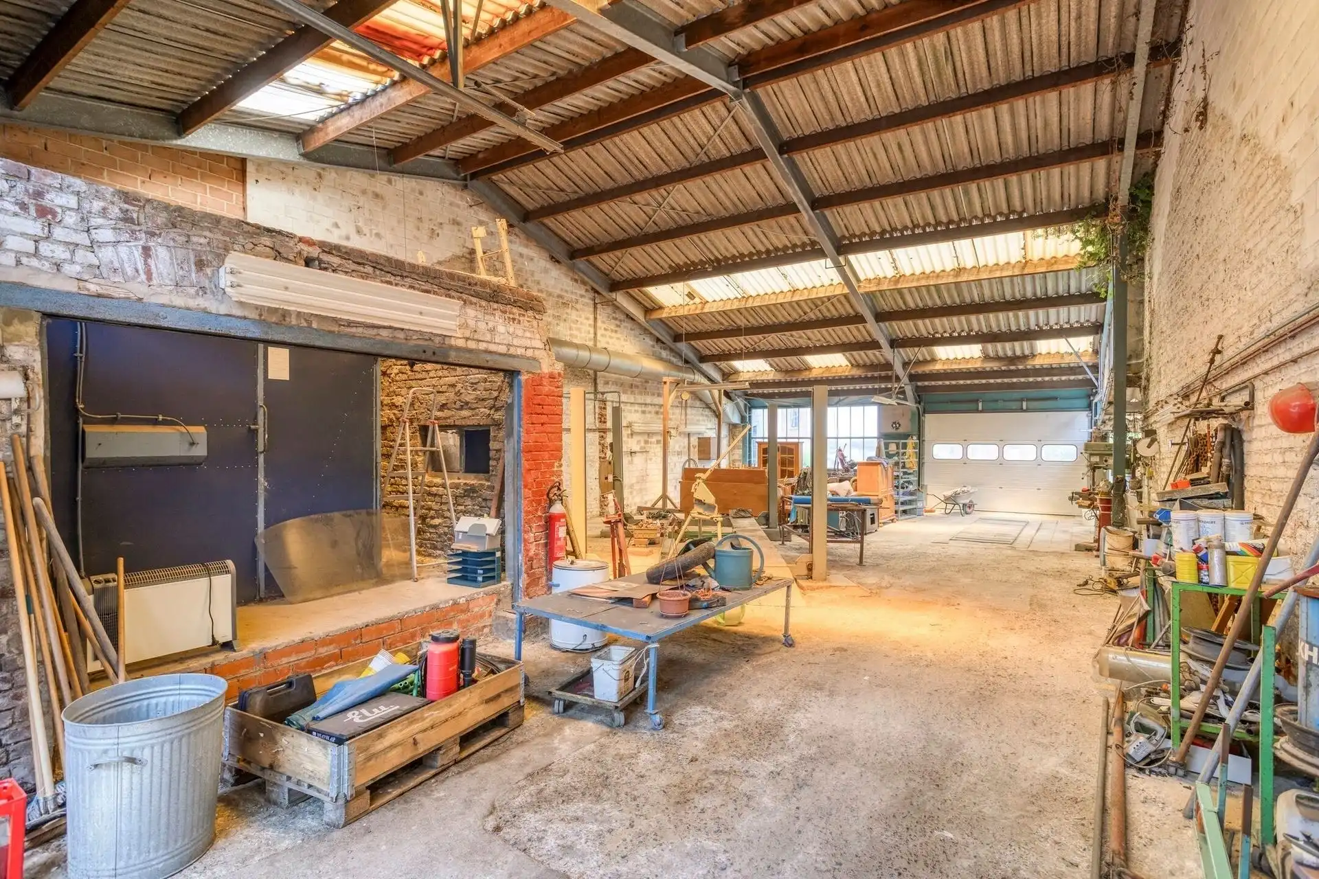 CENTRUM DWORP : groot atelier (+/-220m²) + woning op een perceel van 10are   foto 4
