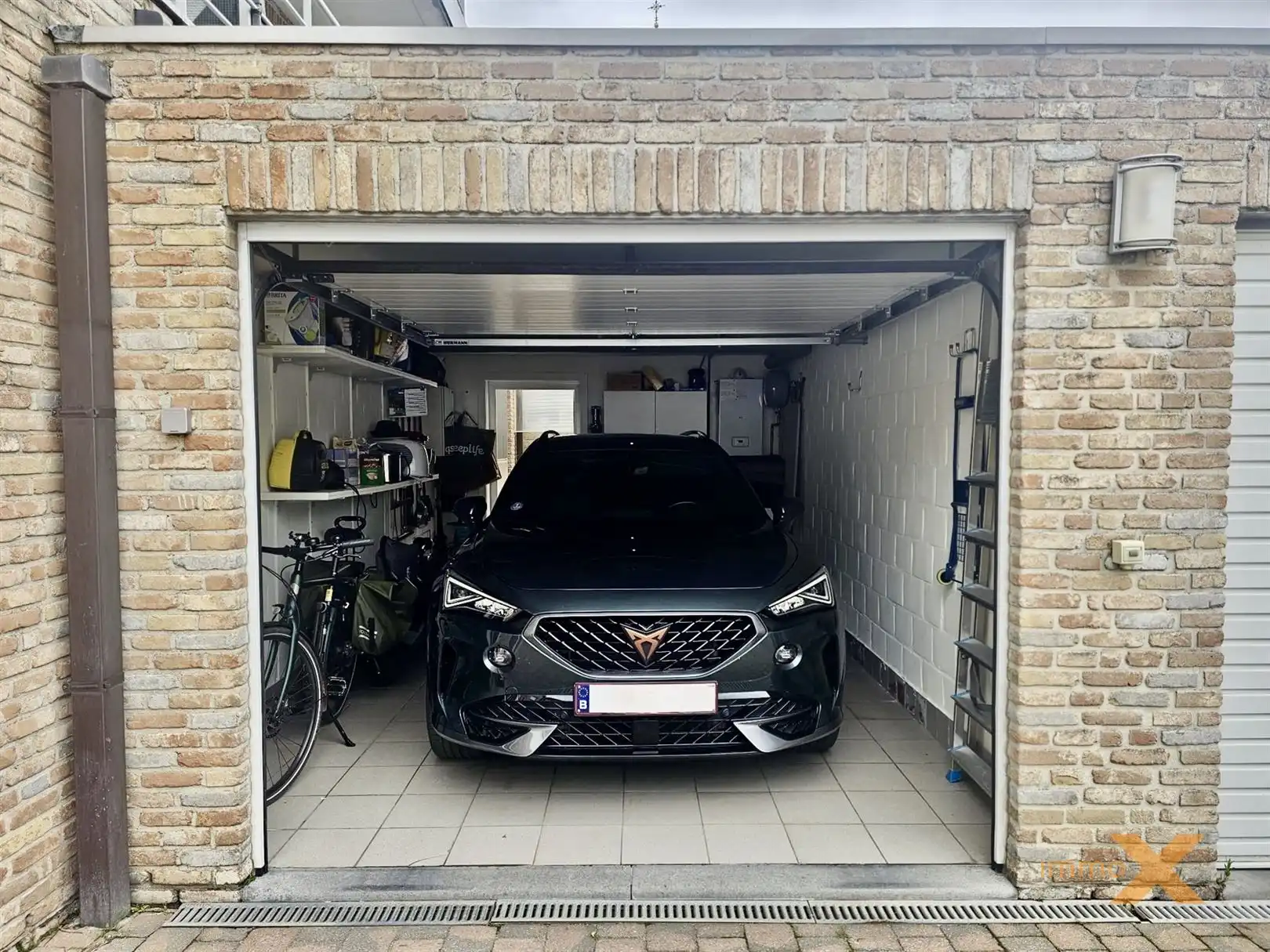 GELIJKVLOERS APP MET GROOT TERRAS EN GARAGE foto 24