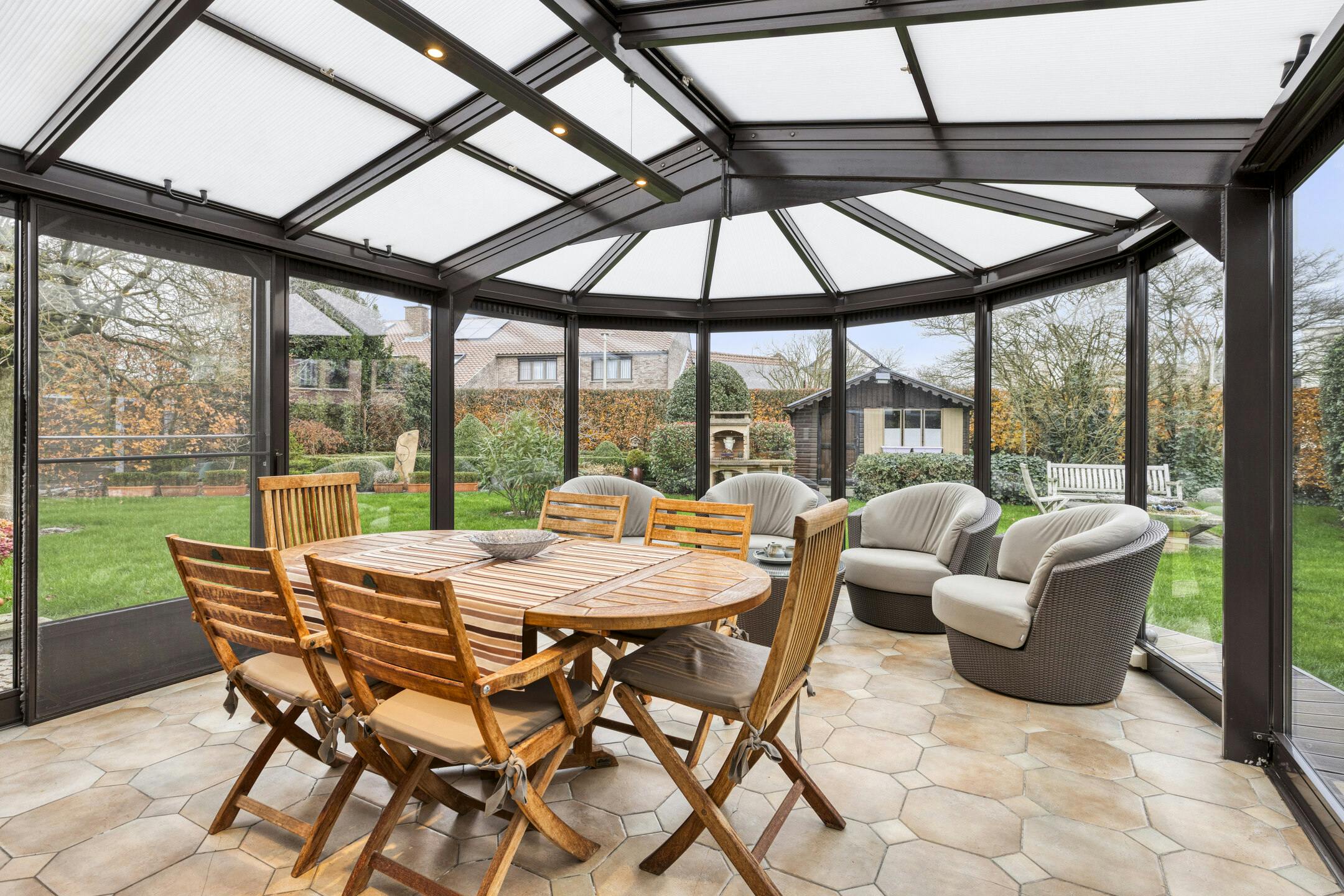 Mooie villa met schitterende tuin in residentiële woonwijk foto 14