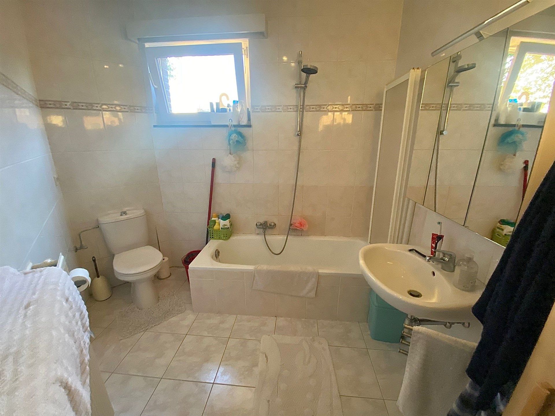 Ruim appartement met twee slaapkamers en terras foto 7