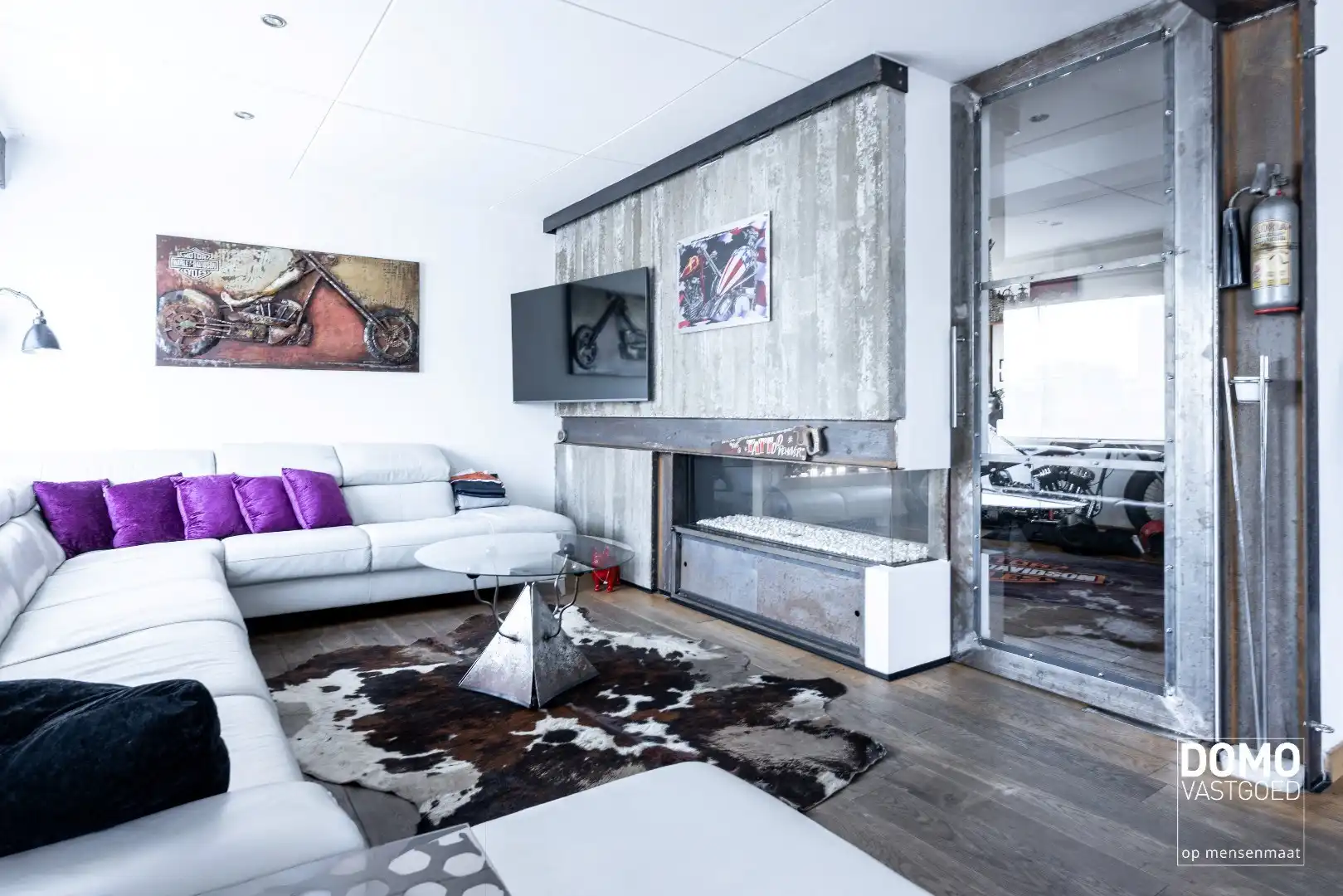 UNIEKE EIGENDOM MET WONING, 2 APPARTEMENTEN EN MAGAZIJNEN OP 13A88CA foto {{pictureIndex}}