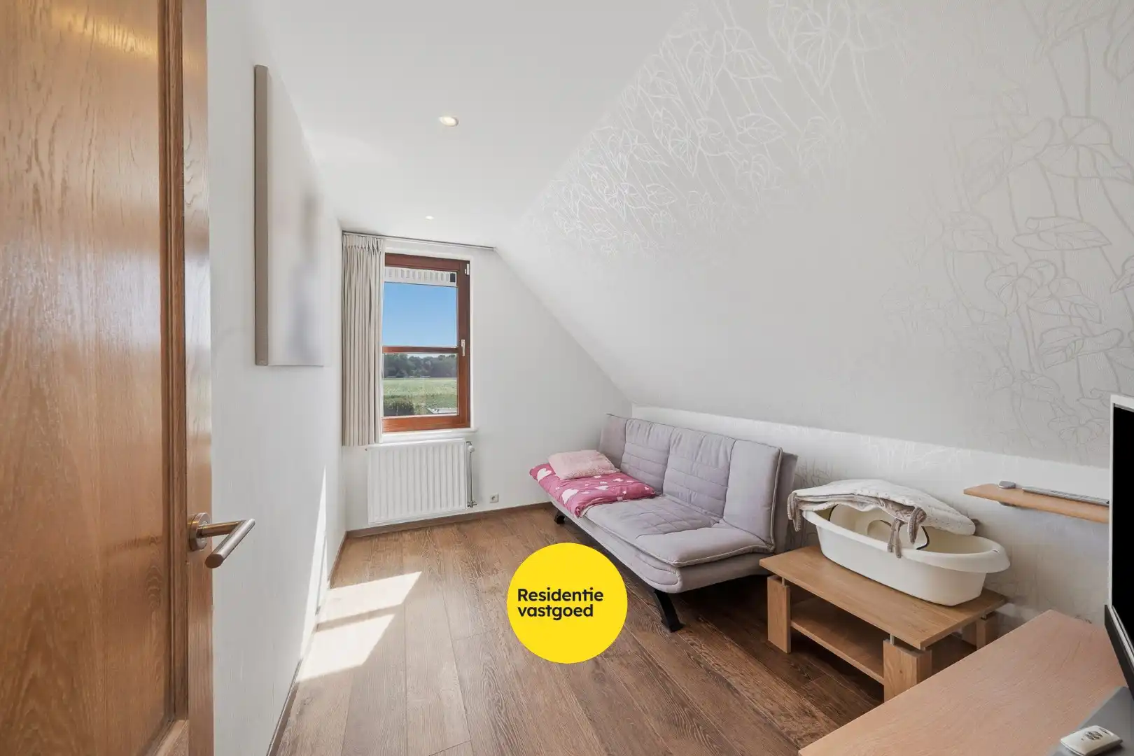 Instapklare halfopen bebouwing met 3 slaapkamers en zwembad foto 21