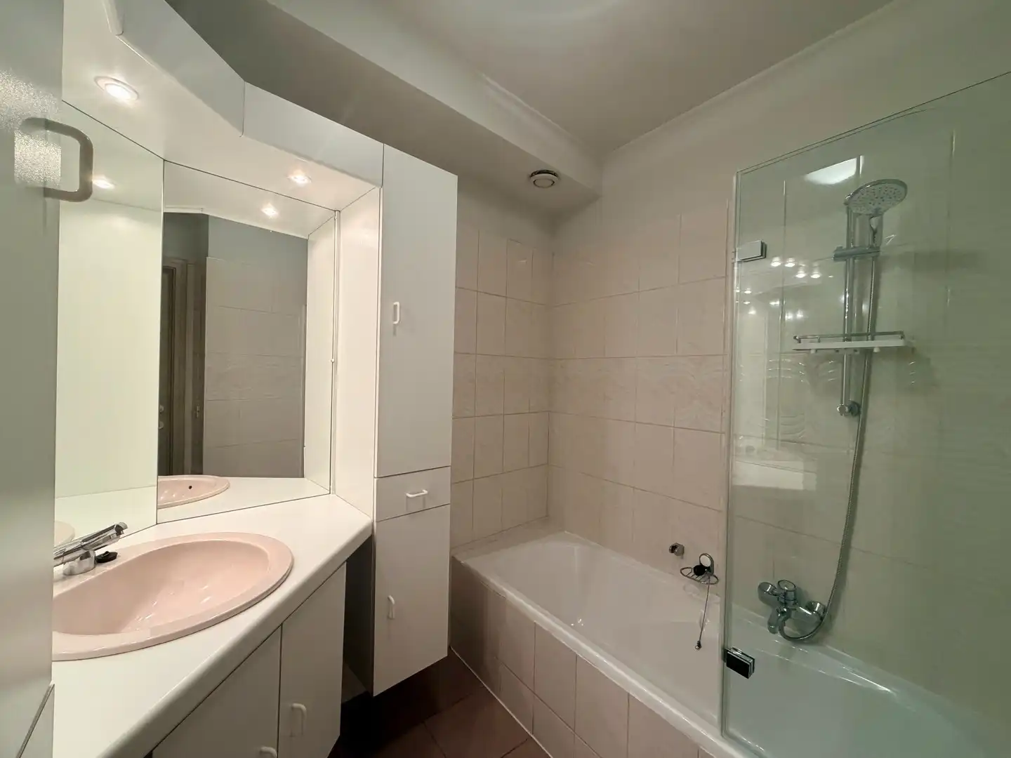 Instapklaar tweeslaapkamerappartement met ruim terras & kelder in centrum Roeselare! foto 8