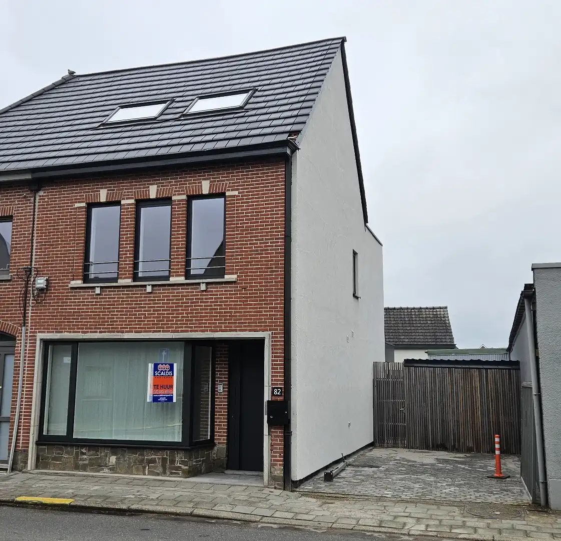 Gerenoveerde woning met 3 slk en terras foto {{pictureIndex}}