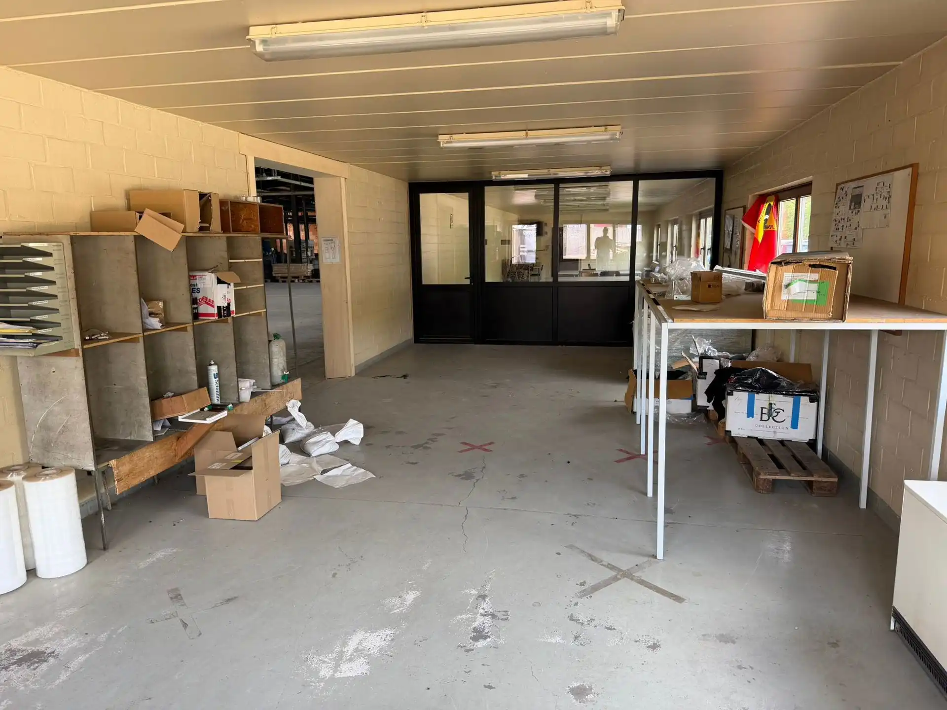 TE HUUR Genk - Bedrijfshal 900m²  + Kantoren 100m² foto 6