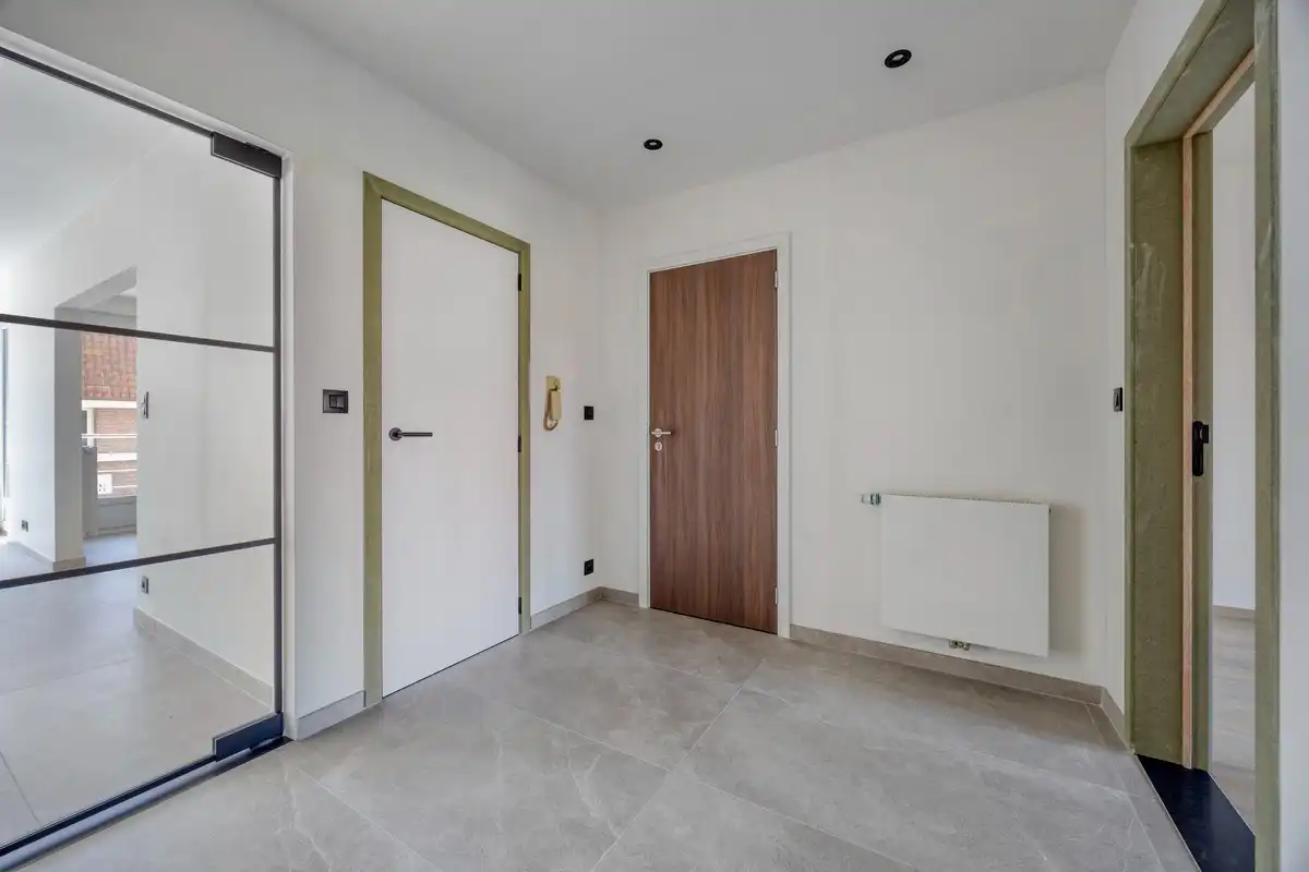 Luxueus, volledig gerenoveerd appartement met 3 slaapkamers, autostaanplaats en kelder foto 2