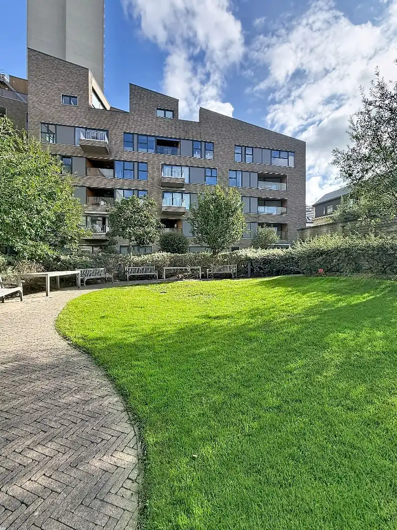 Zongericht appartement met terras in het stadcentrum doch in een oase van groen foto 12
