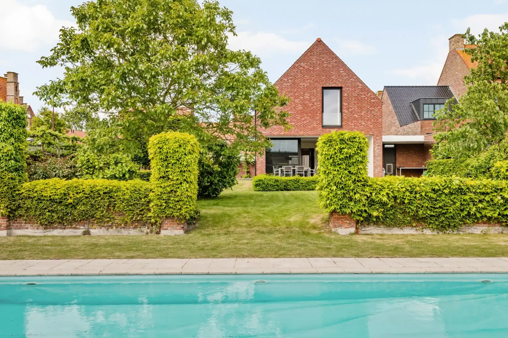 Karaktervolle villa met 3 slaapkamers, zwembad, garage en carport in Moorslede foto {{pictureIndex}}