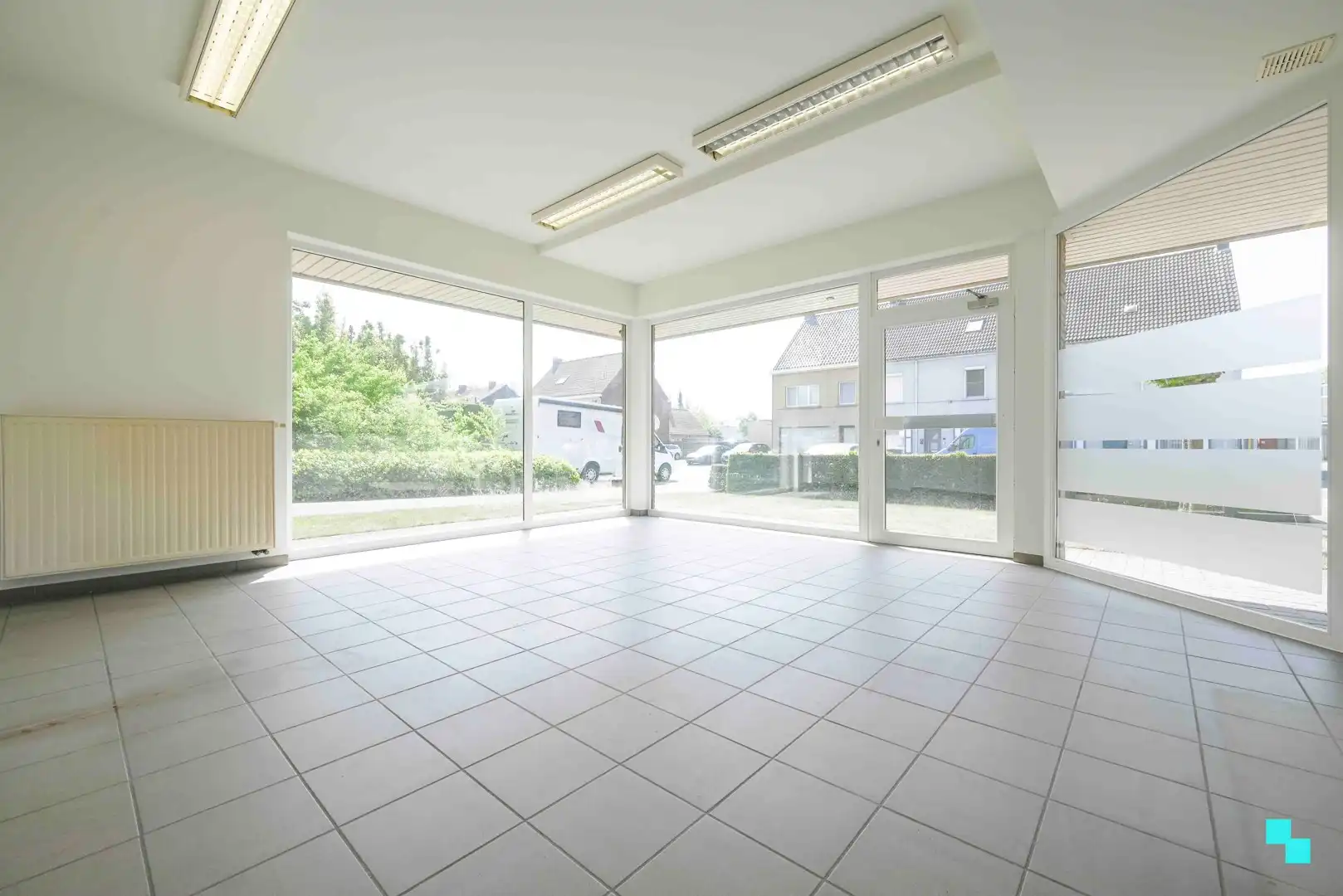 Handelsruimte met veel mogelijkheden op toplocatie in Oostrozebeke! foto 7