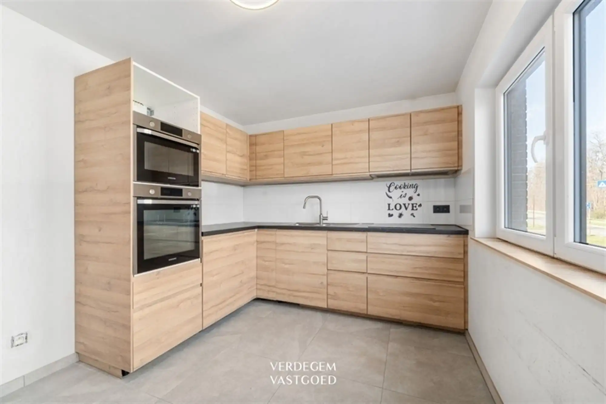 Handelsruimte (284m²) met zonnig appartement (100m²) op strategische ligging foto 13