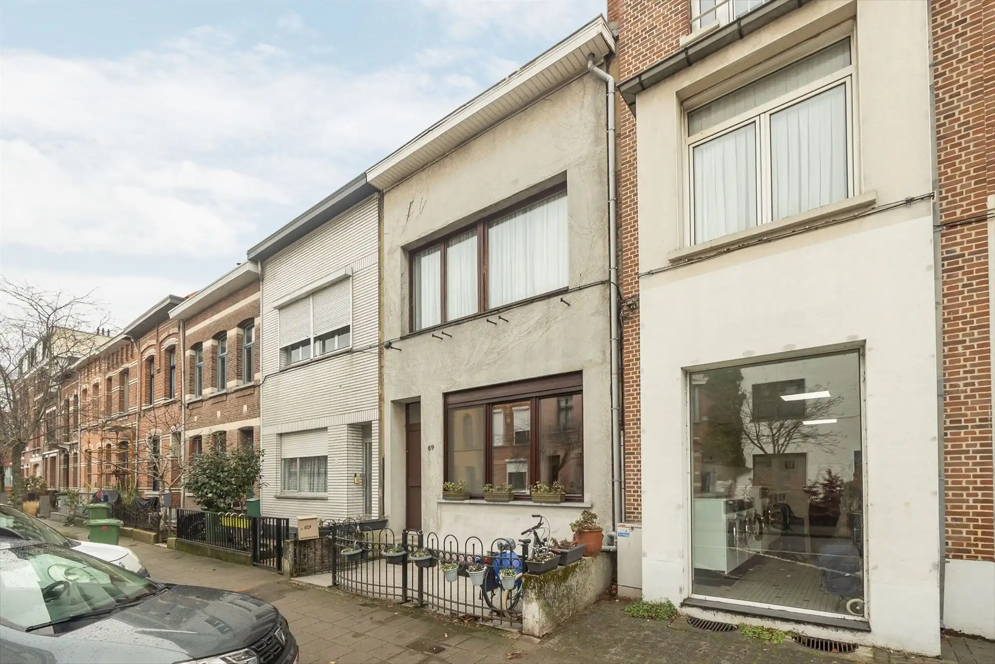 Instapklare woning met 2 à 3 slaapkamers en stadskoer foto {{pictureIndex}}
