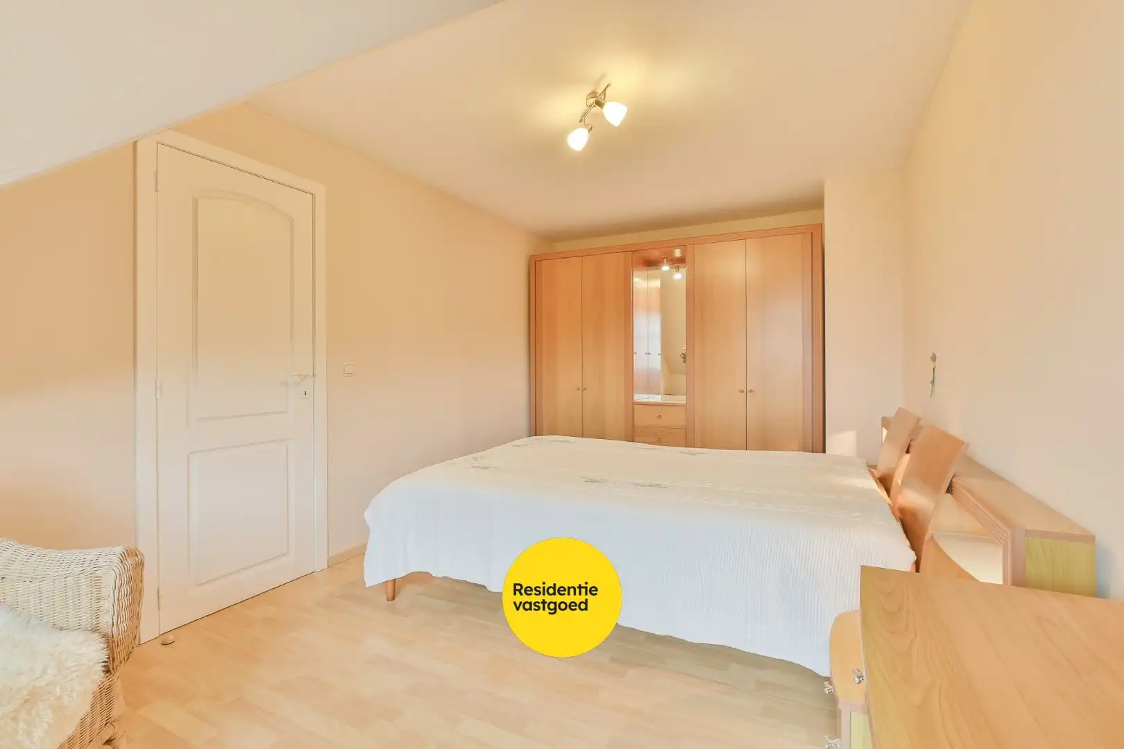 Instapklare halfopen bebouwing met 3 slaapkamers en tuin in De Haan! foto 20