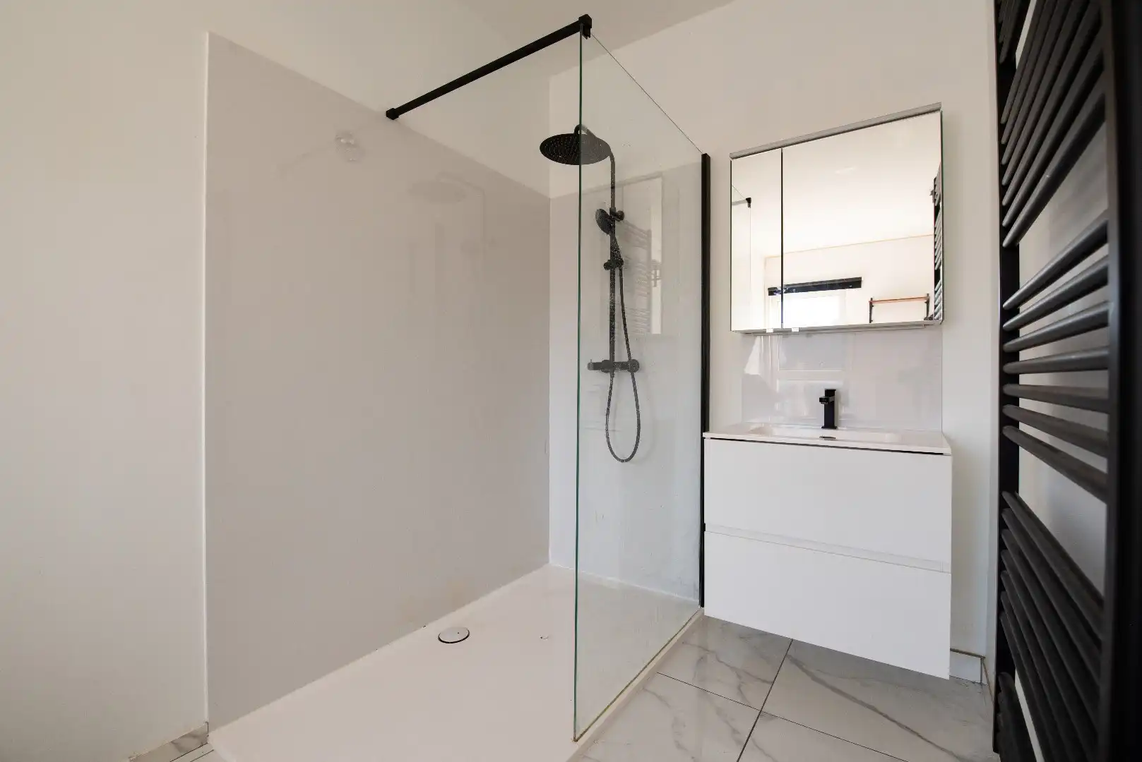 Gemeubeld appartement met autostaanplaats foto 15