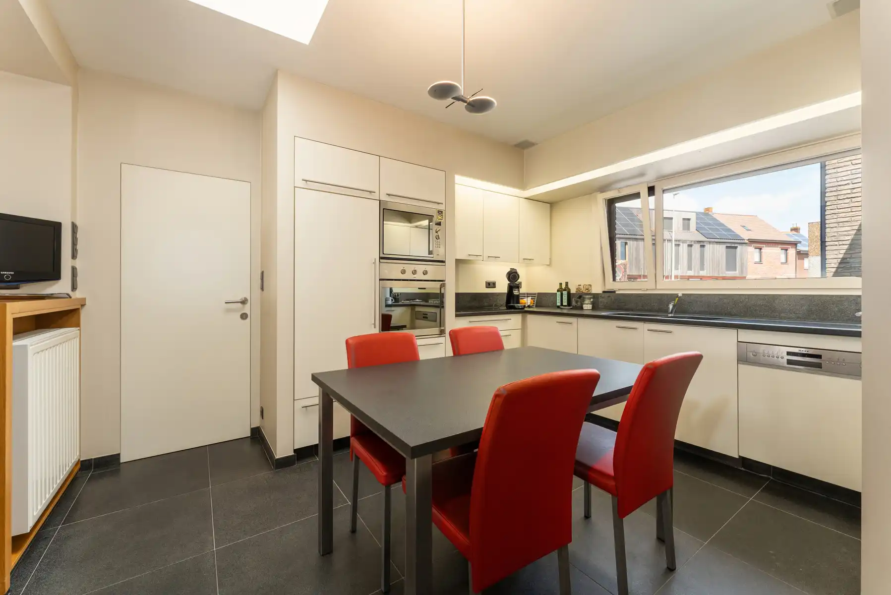 Ruime woning met loods foto 10