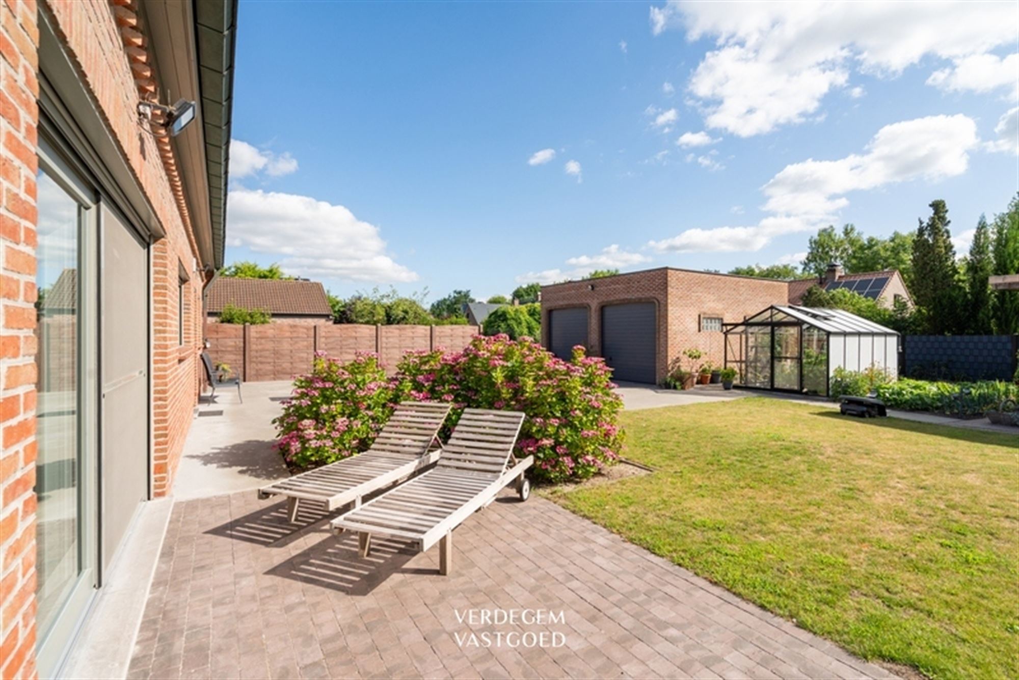 Prachtige villawoning in landelijke stijl met 3 slaapkamers, 3 garages en geniettuin foto 24