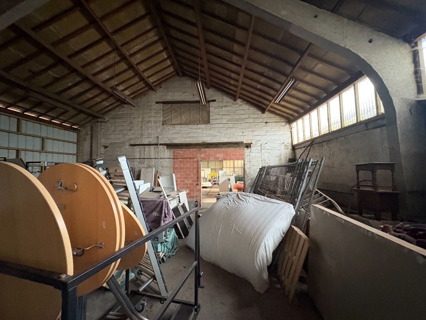 Woning met loodsen op +-2000 m² te Aalbeke. foto 9