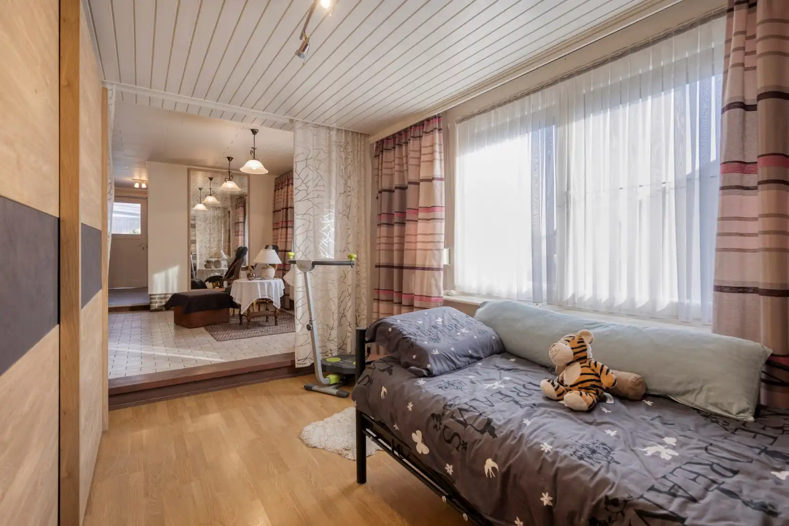Ruim ingedeelde woning met o.a. 4 slpks op een rustig gelegen perceel van 1.069 m². foto 18