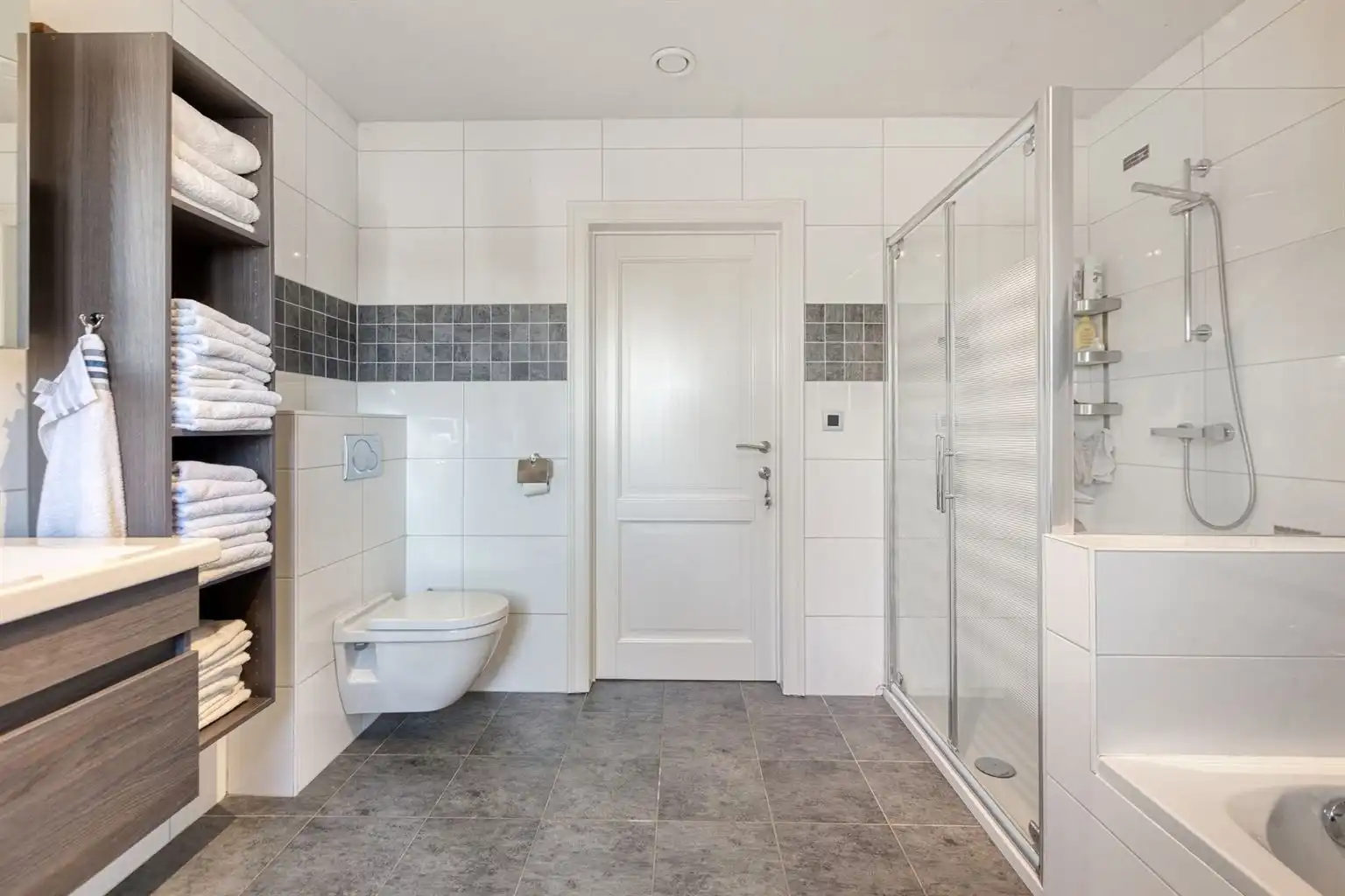 Prachtige vrijstaande villa met 5 (+3) slaapkamers, garage en omheinde tuin, ideaal gelegen op een boogscheut van het centrum van Maaseik.  foto 22