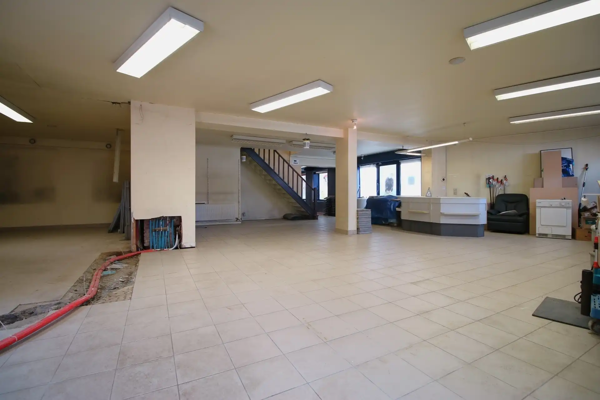 Ruim te renoveren handelspand met woning foto 6
