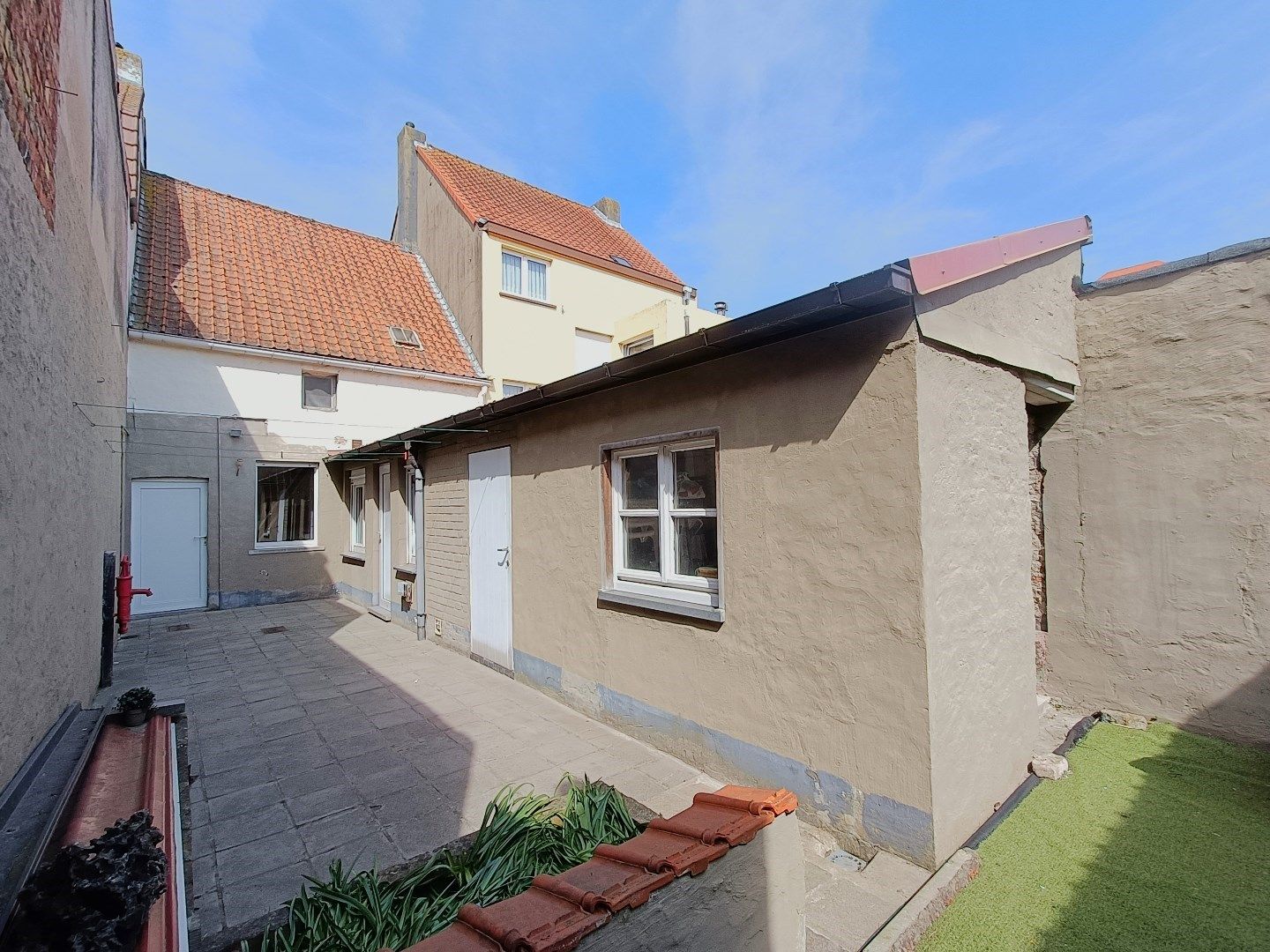 Hoofdfoto van de publicatie: Te renoveren woning met zonnige stadskoer in het centrum van Heist