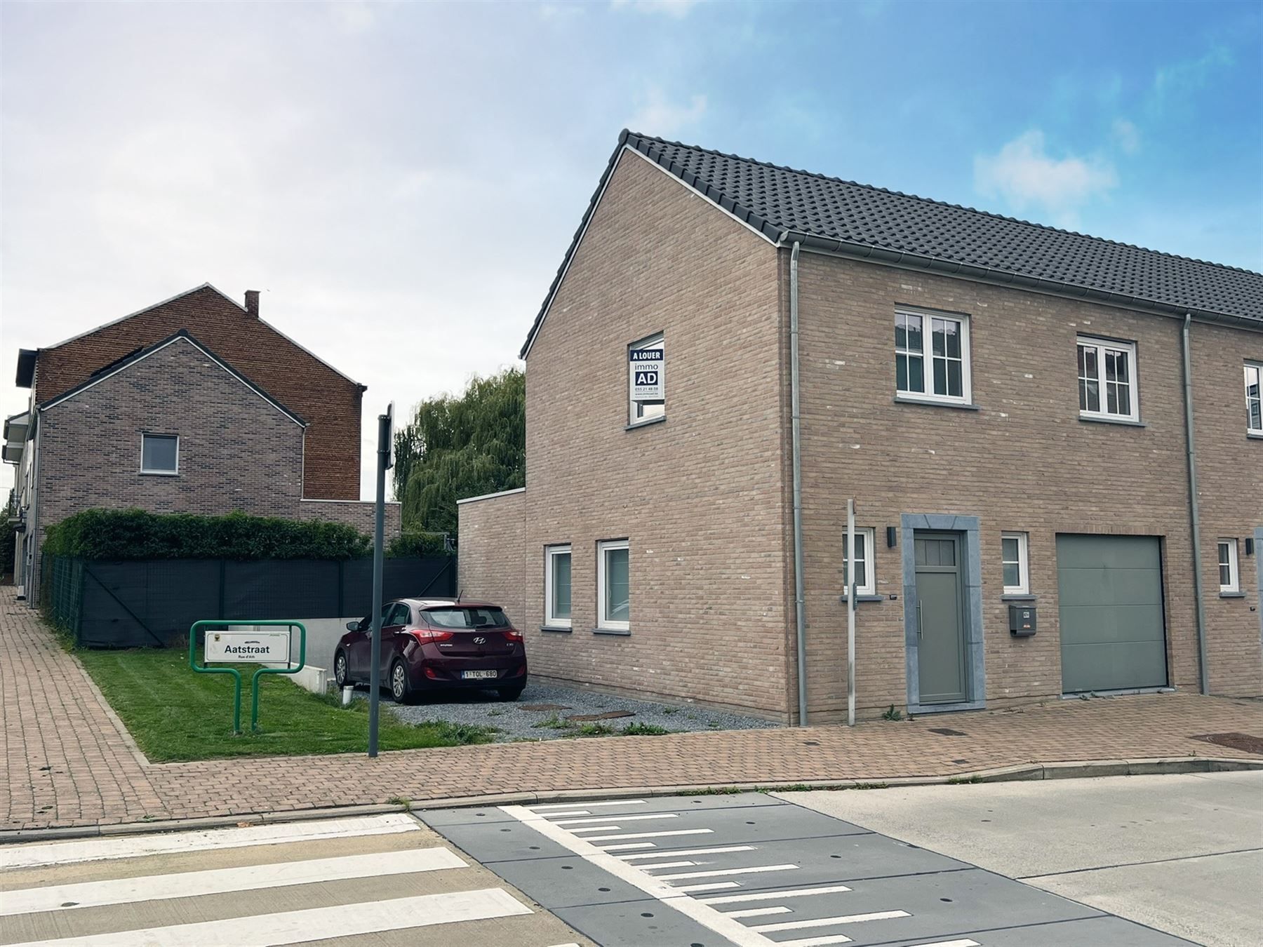Aangename nieuwbouw woning met garage en tuin foto {{pictureIndex}}