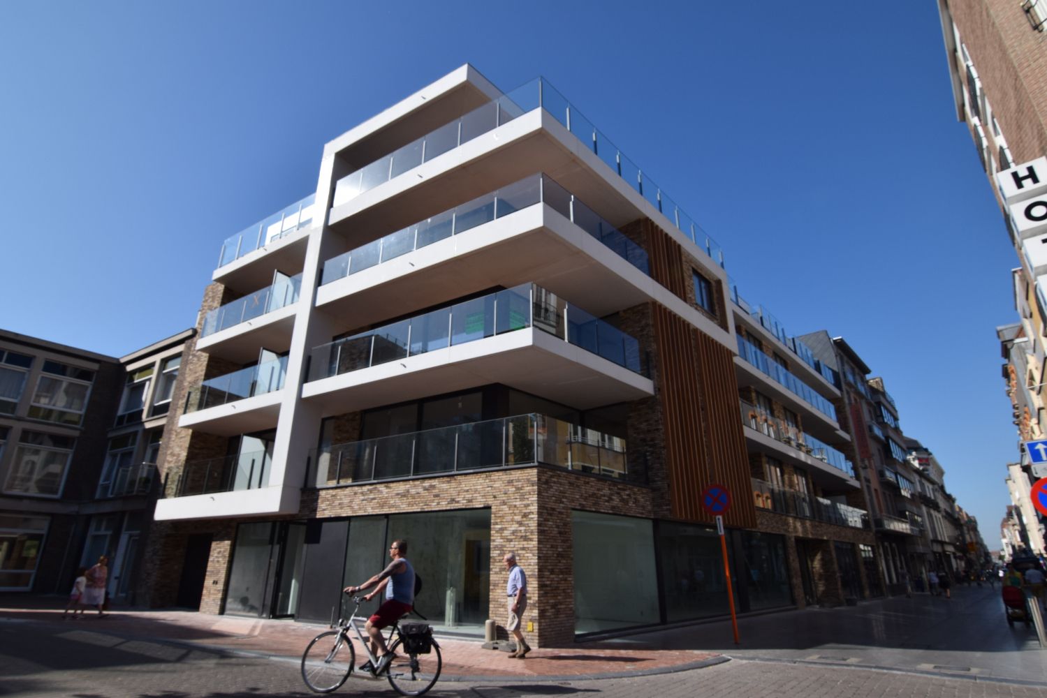 Mooi instapklaar appartement op het tweede verdiep met zicht op het pittoreske kerkplein. Midden in het commercieel centrum en op wandelafstand van de zee. foto 12