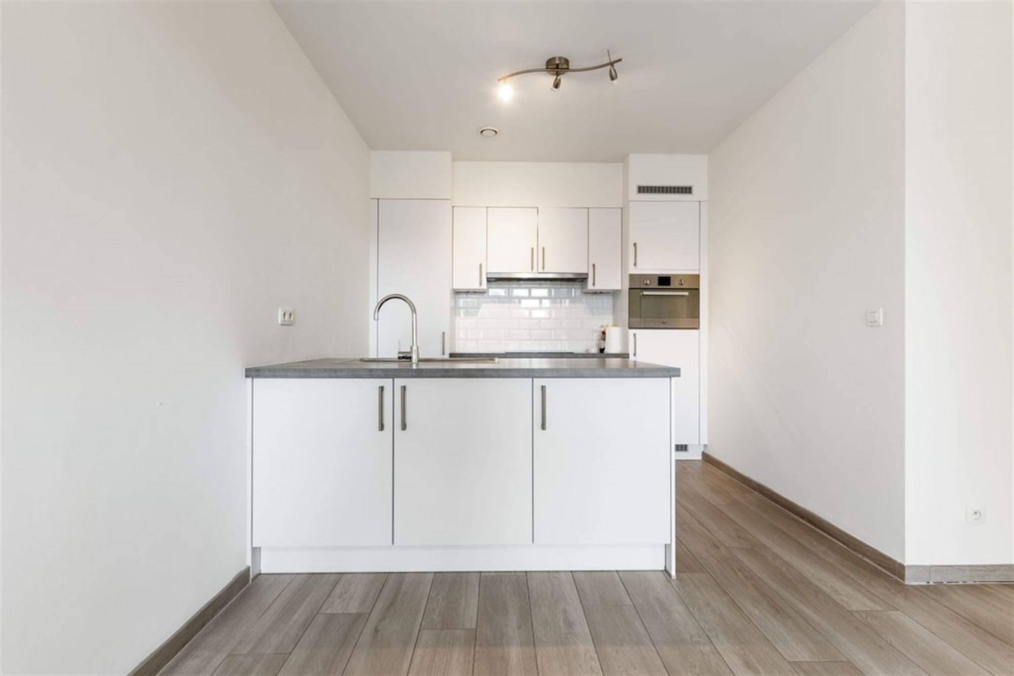 KNAP 1 SLK APPARTEMENT MET RUIM TERRAS OP CENTRALE LIGGING IN SINT-TRUIDEN  foto 14