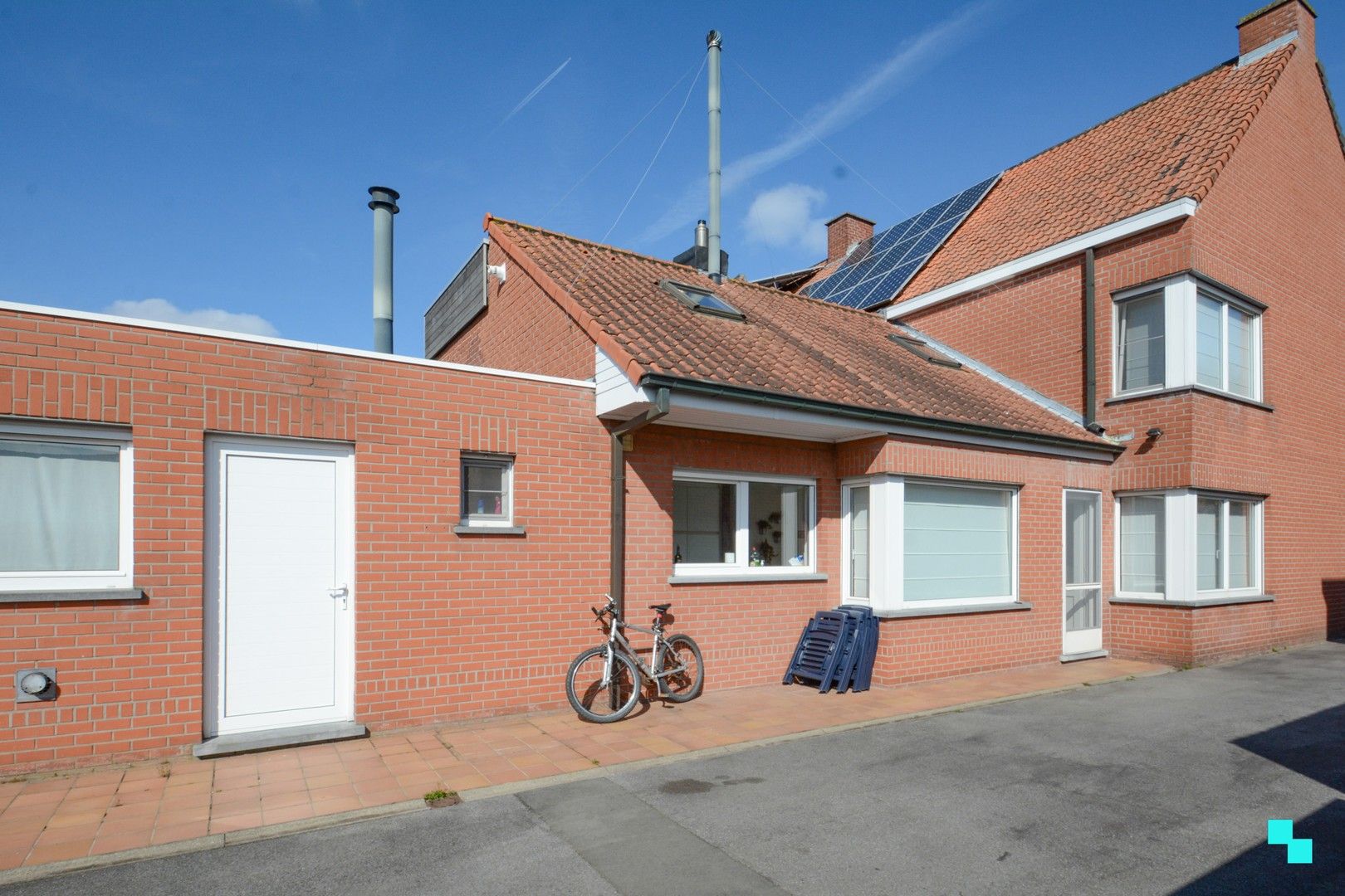 Instapklare woning met optioneel magazijn te Emelgem foto 2