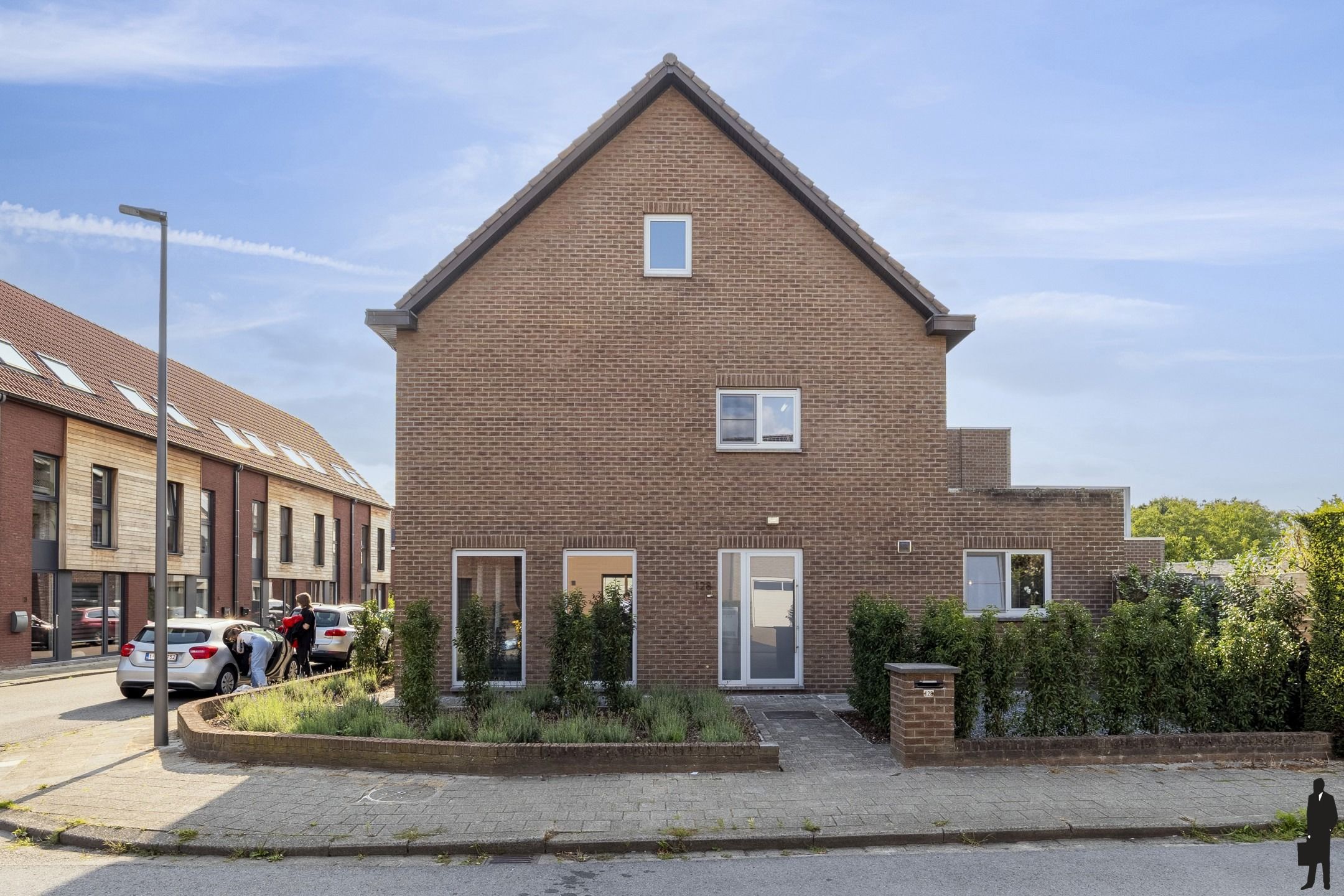 Stijlvolle woning met 3 slpk., 2 gar. en ruime tuin op 410m² foto 2