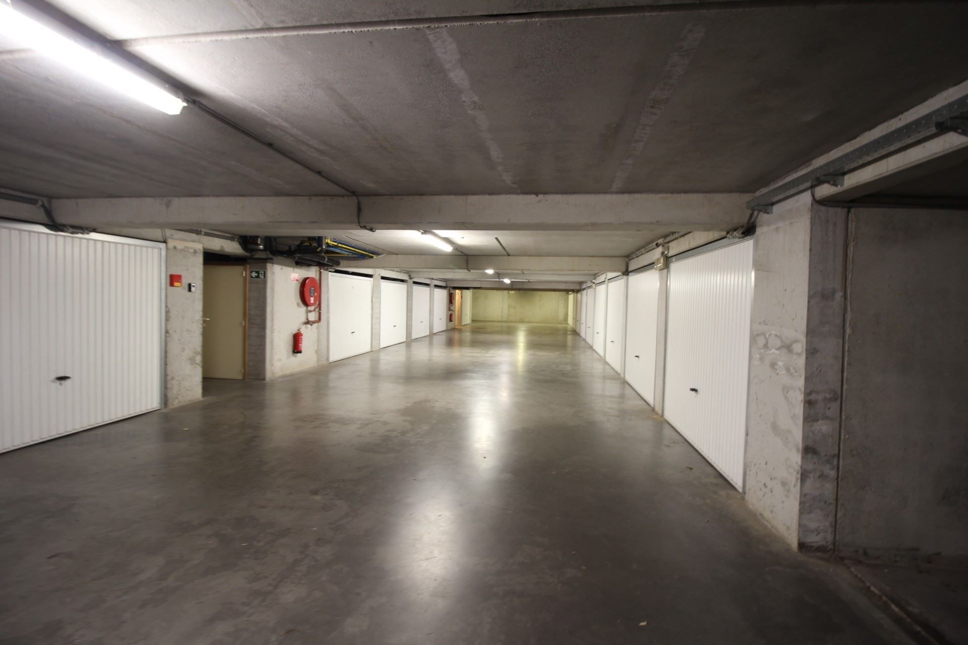 Ruim 2-slaapkamer appartement te huur, grote afgesloten garage inbegrepen. foto 18