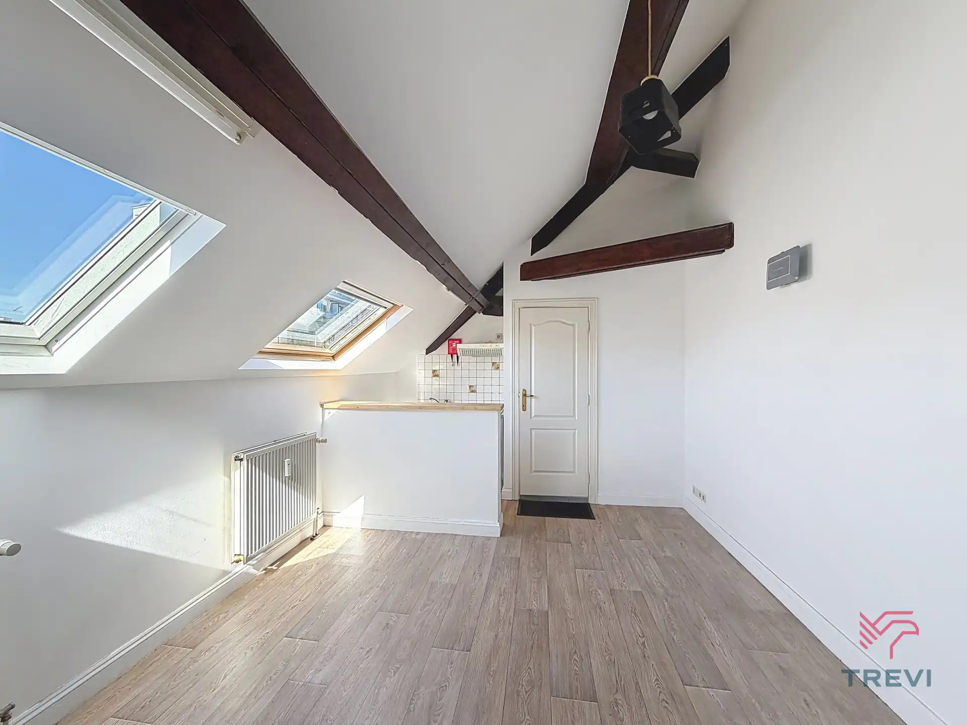 Ongemeubileerde studio, ideaal gelegen foto {{pictureIndex}}