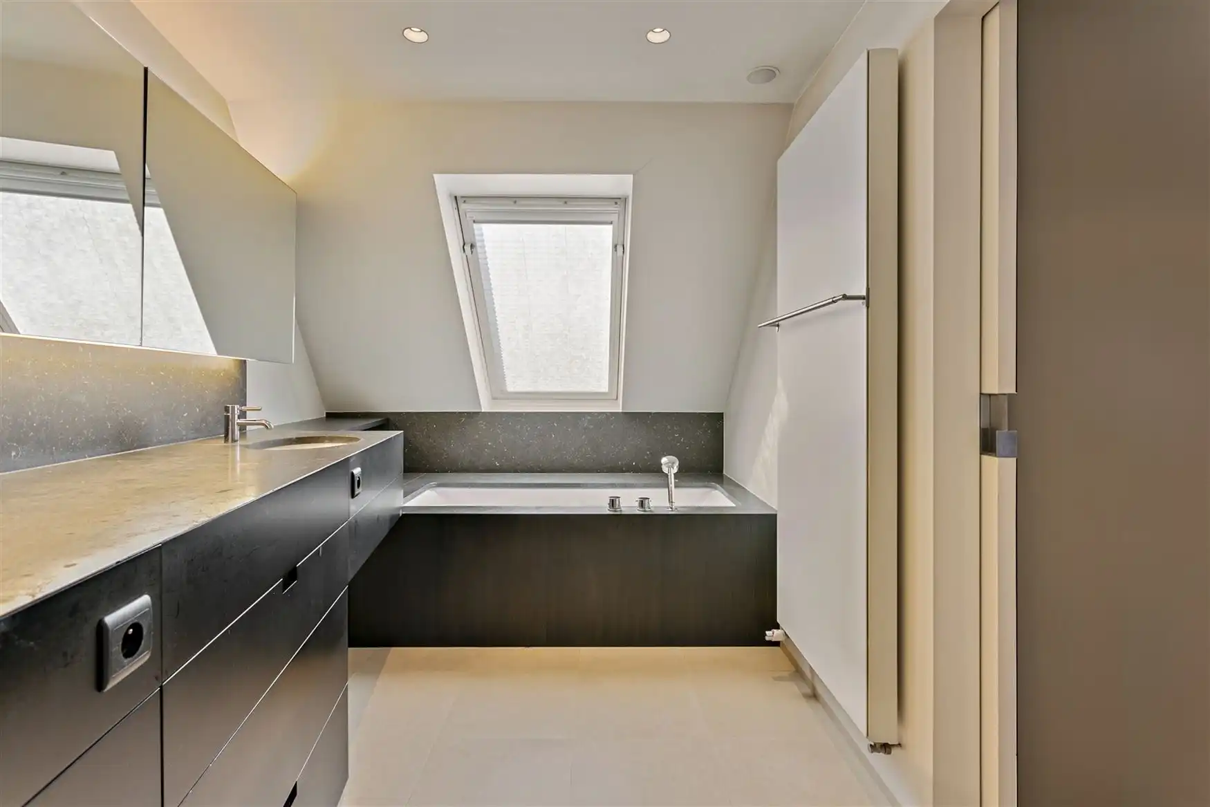 Zeer ruim bemeubeld duplexappartement foto 21