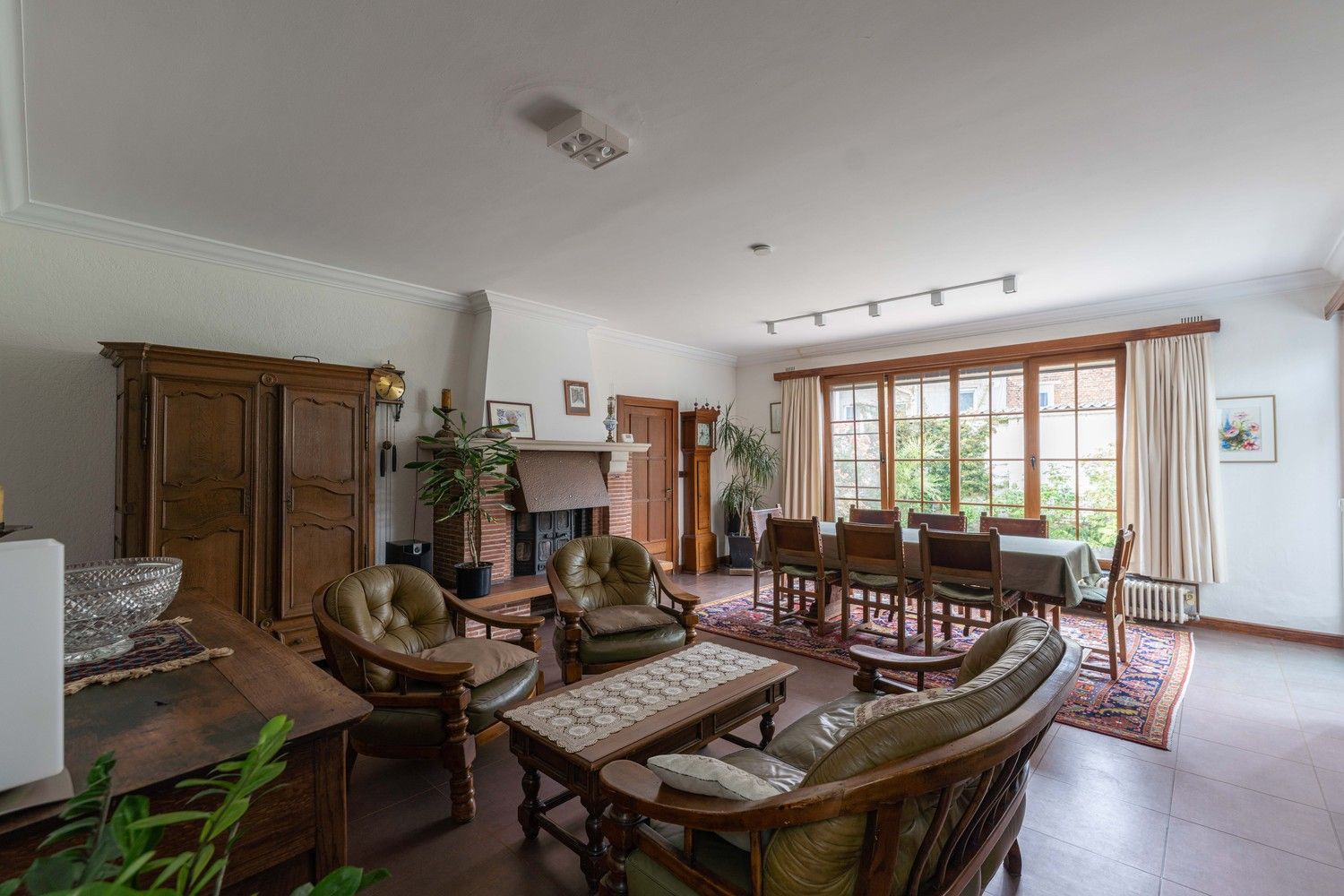 Ruime herenwoning, met 5 slaapkamers foto {{pictureIndex}}