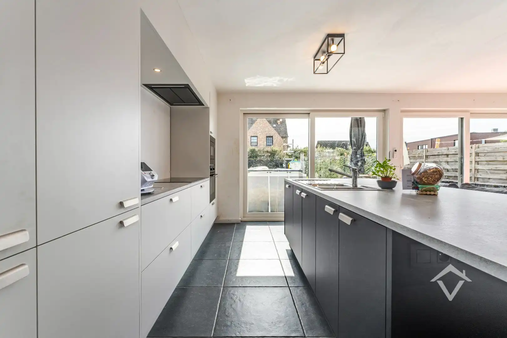 Recente instapklare woning met 3 slaapkamers, zonnige tuin en garage op De Mokker foto 8